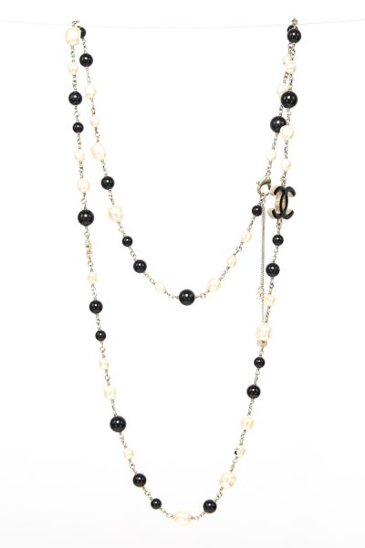 Chanel Kette mit Perlen und CC-Anhängern in Schwarz-Weiß