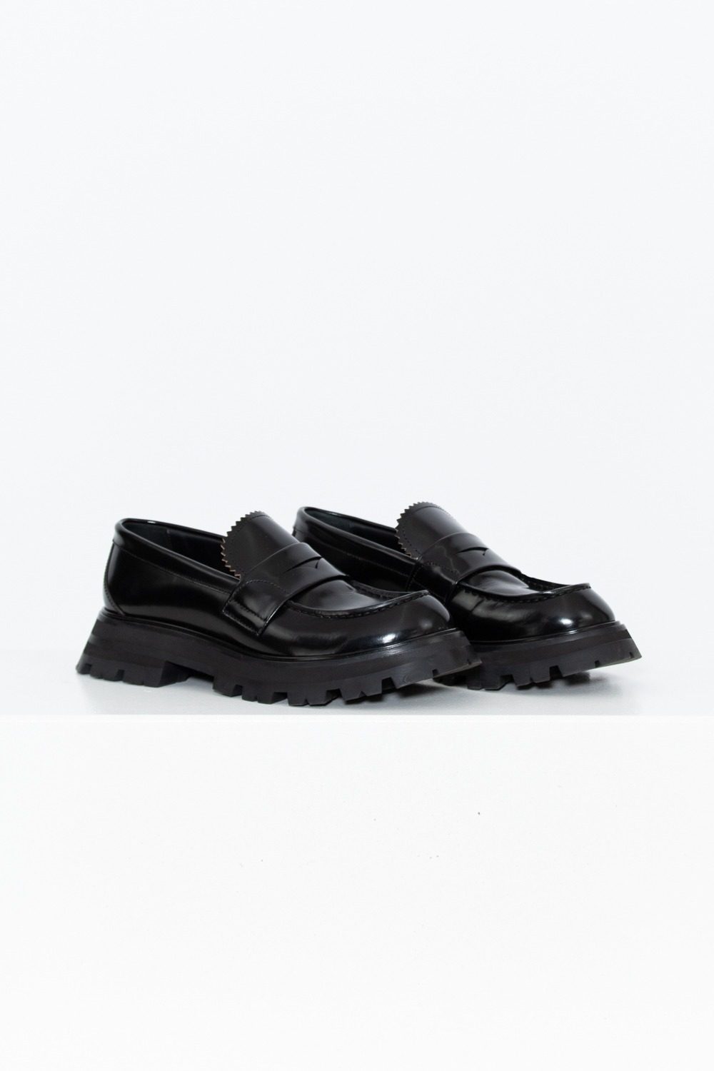 Thumbnail of http://Alexander%20McQueen%20in%20Schwarz
