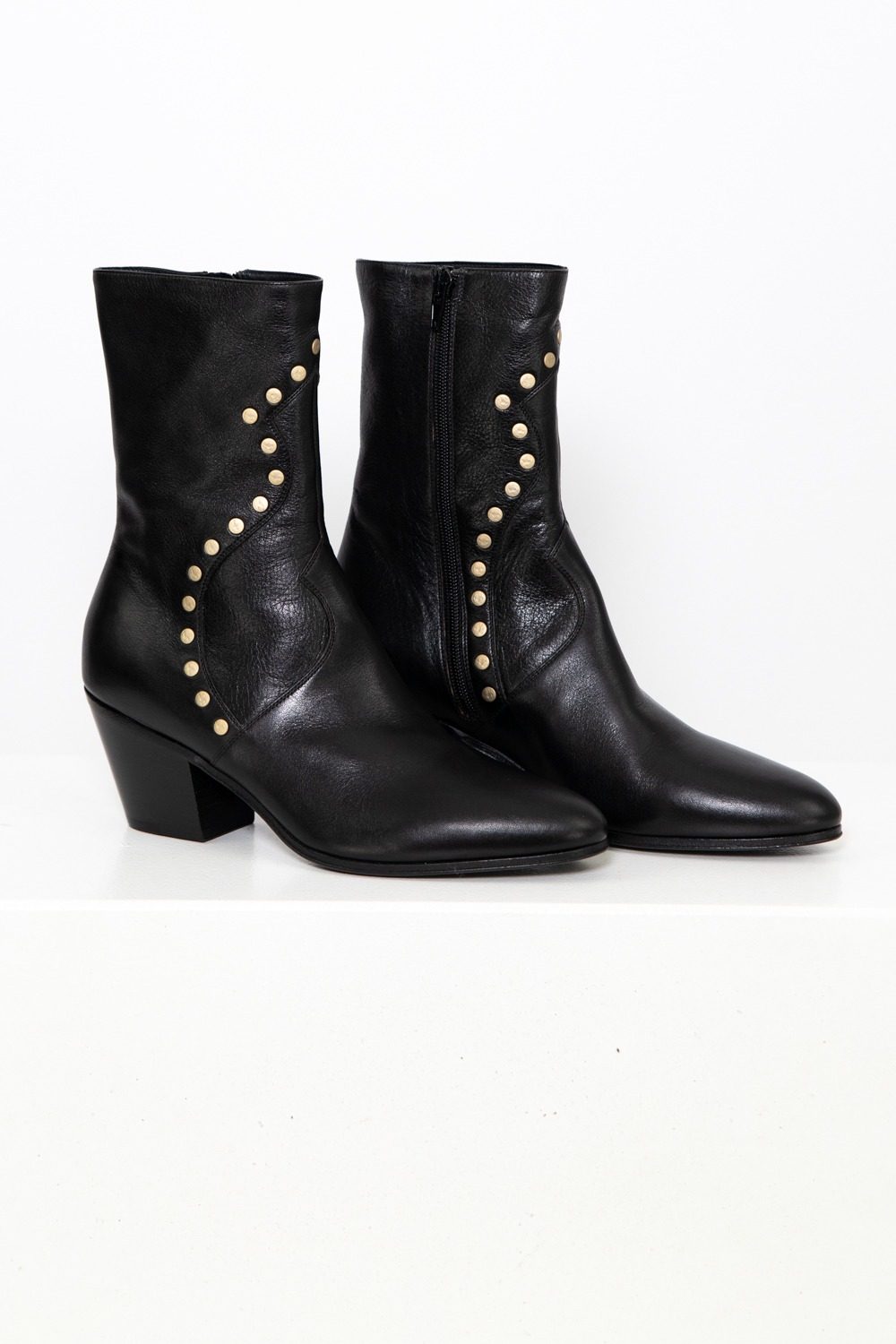 Thumbnail of http://Celine%20Stiefeletten%20in%20Schwarz%20mit%20Nieten-Details