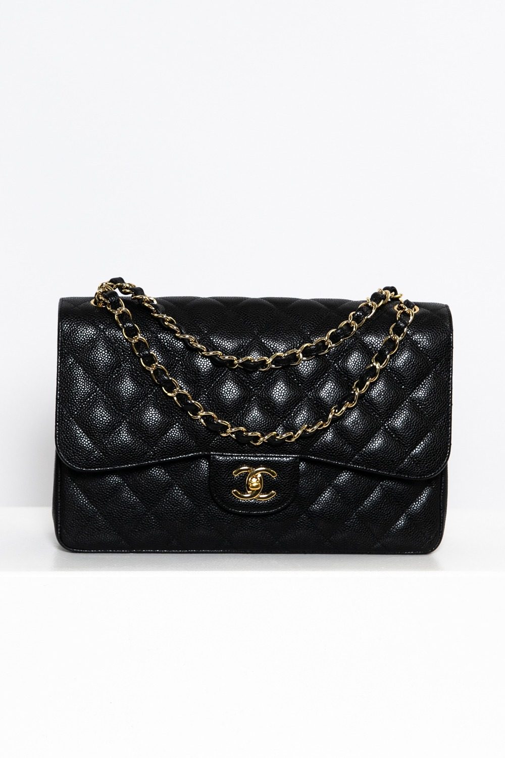 Thumbnail of http://Chanel%20Klassische%20“Flap%20Bag”%20Schultertasche%20in%20Schwarz