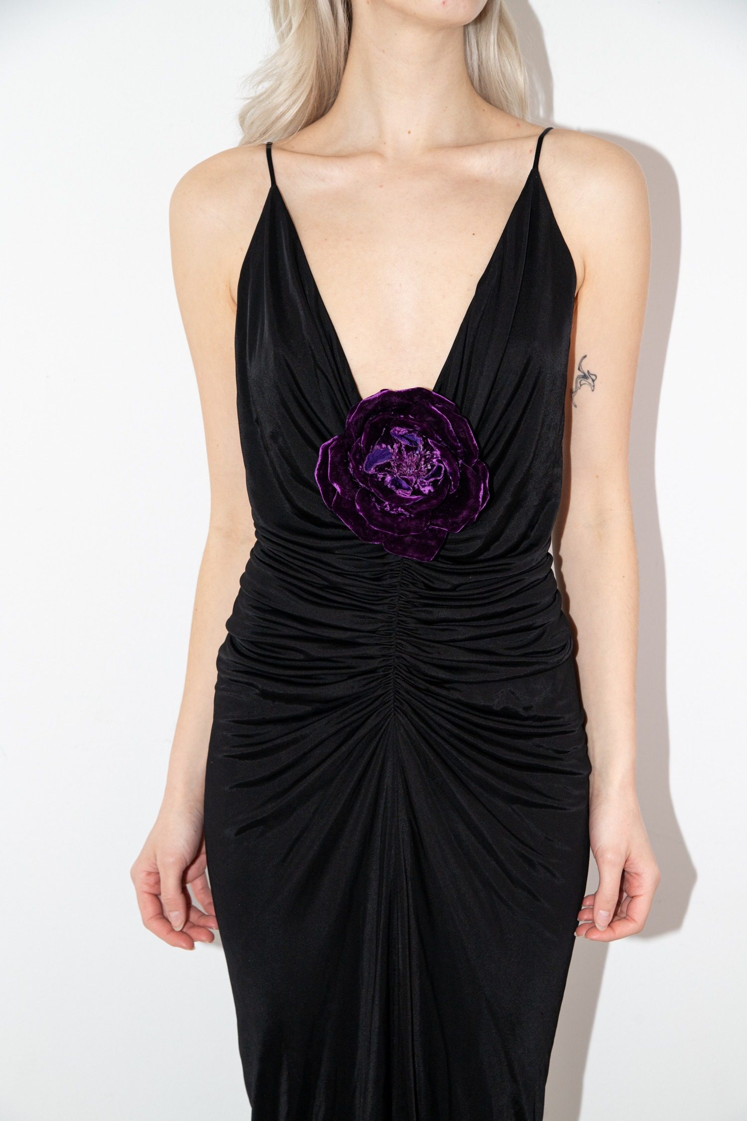 Thumbnail of http://Saint%20Laurent%20gerafftes%20Maxikleid%20mit%20Samt-Rose%20in%20Schwarz