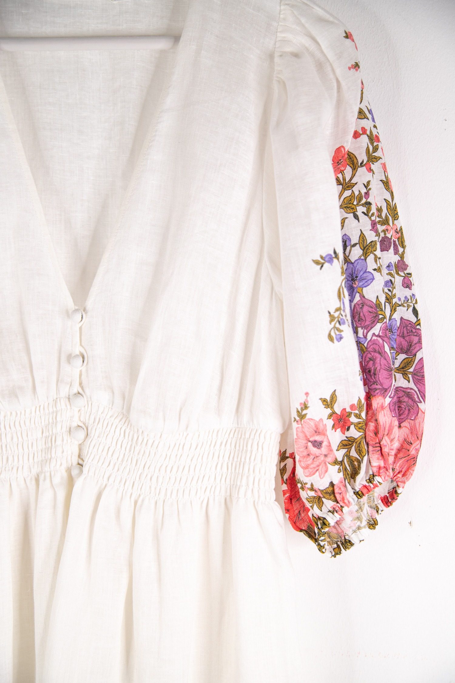 Thumbnail of http://Zimmermann%20Poppy%20Midikleid%20in%20Weiß%20und%20Bunt