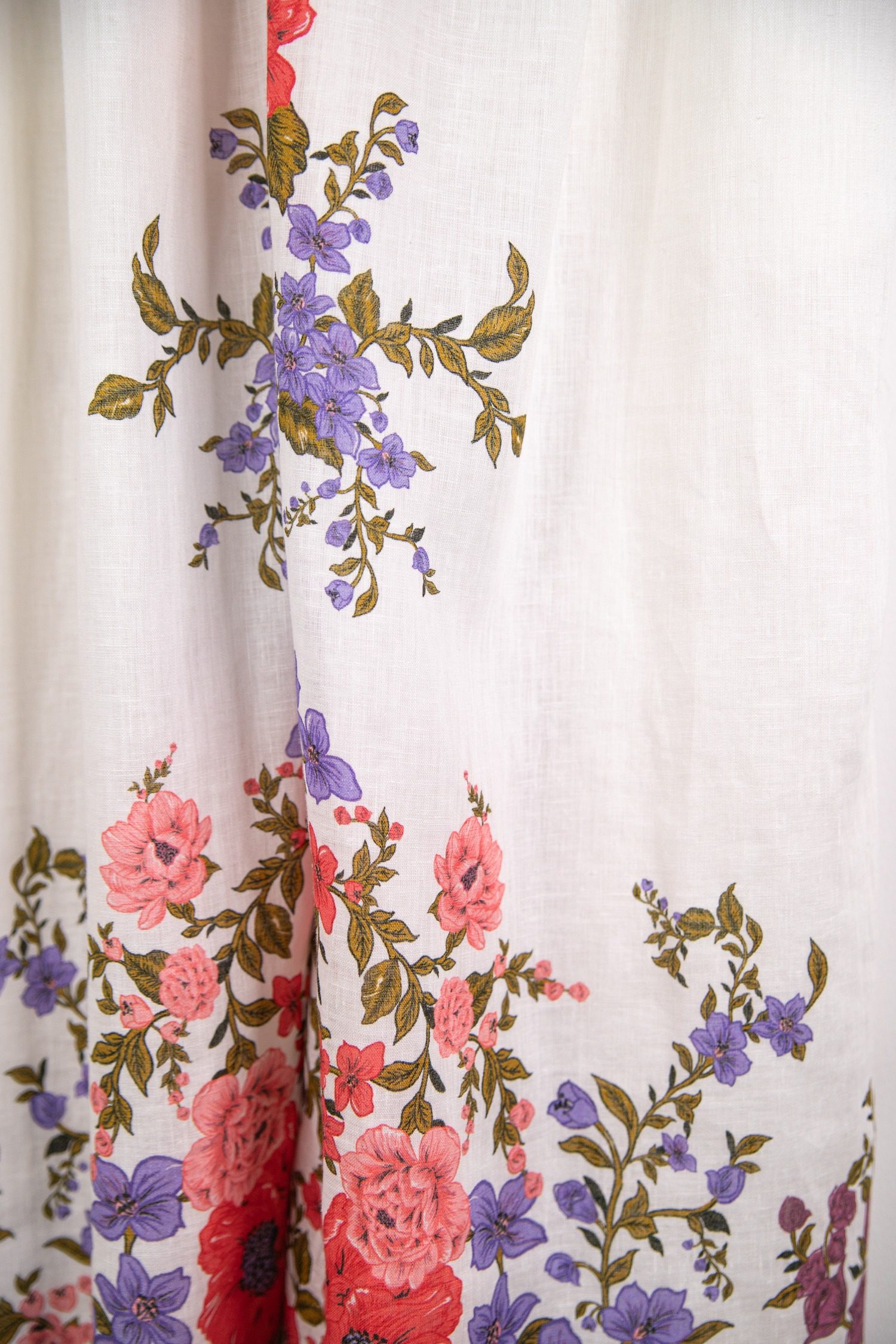 Thumbnail of http://Zimmermann%20Poppy%20Midikleid%20in%20Weiß%20und%20Bunt