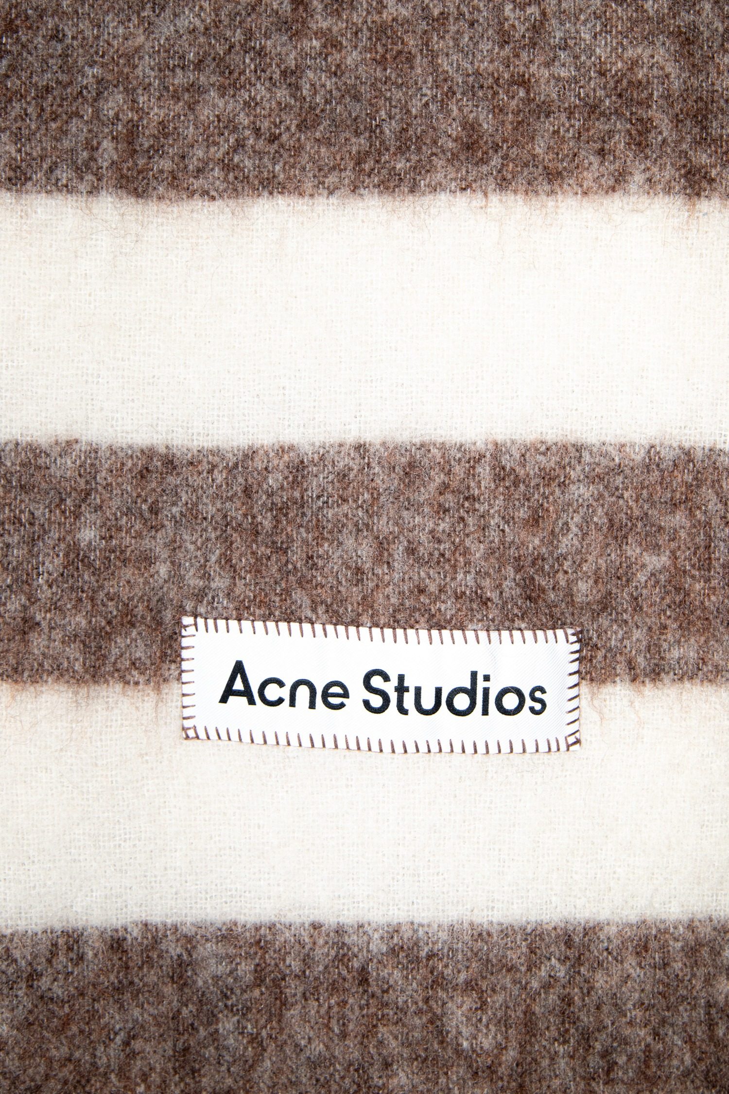 Thumbnail of http://Acne%20Studios%20Vally%20Schal%20gestreift%20in%20Ecru%20und%20Dunkelbraun