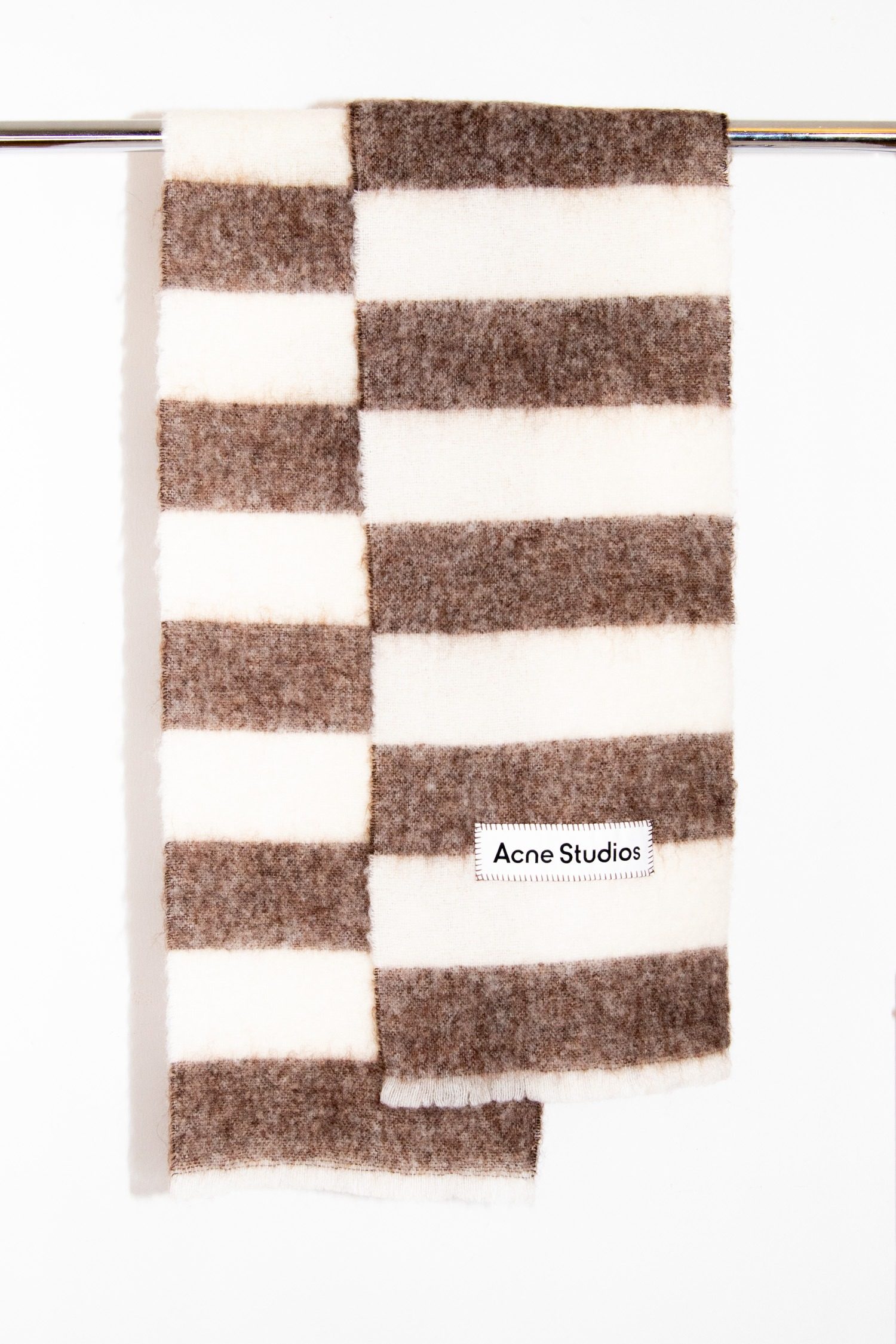 Thumbnail of http://Acne%20Studios%20Vally%20Schal%20gestreift%20in%20Ecru%20und%20Dunkelbraun