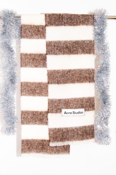 Acne Studios "Vally" Schal gestreift in Ecru und Dunkelbraun