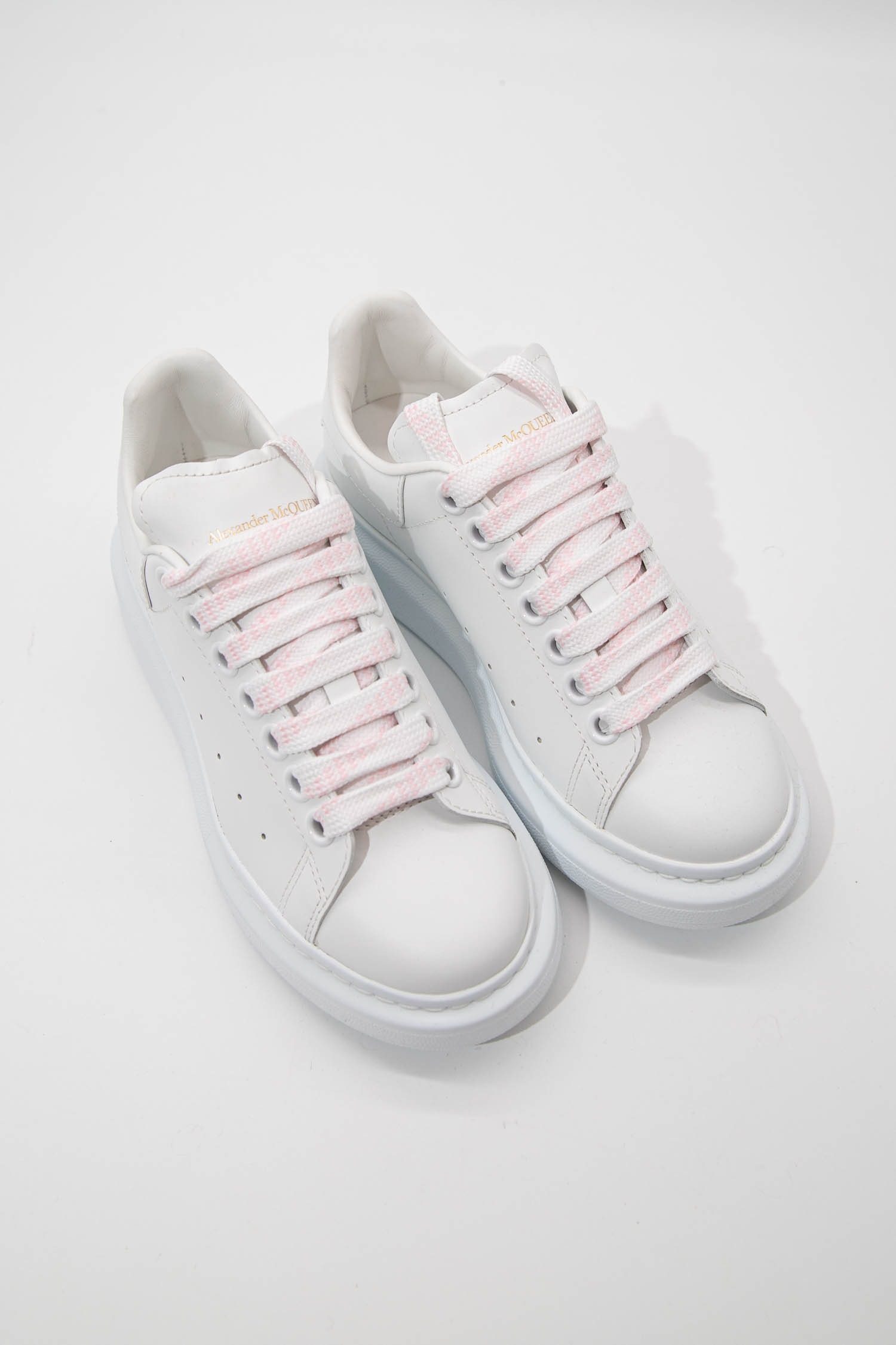 Thumbnail of http://Alexander%20McQueen%20Larry%20Sneaker%20in%20Weiß