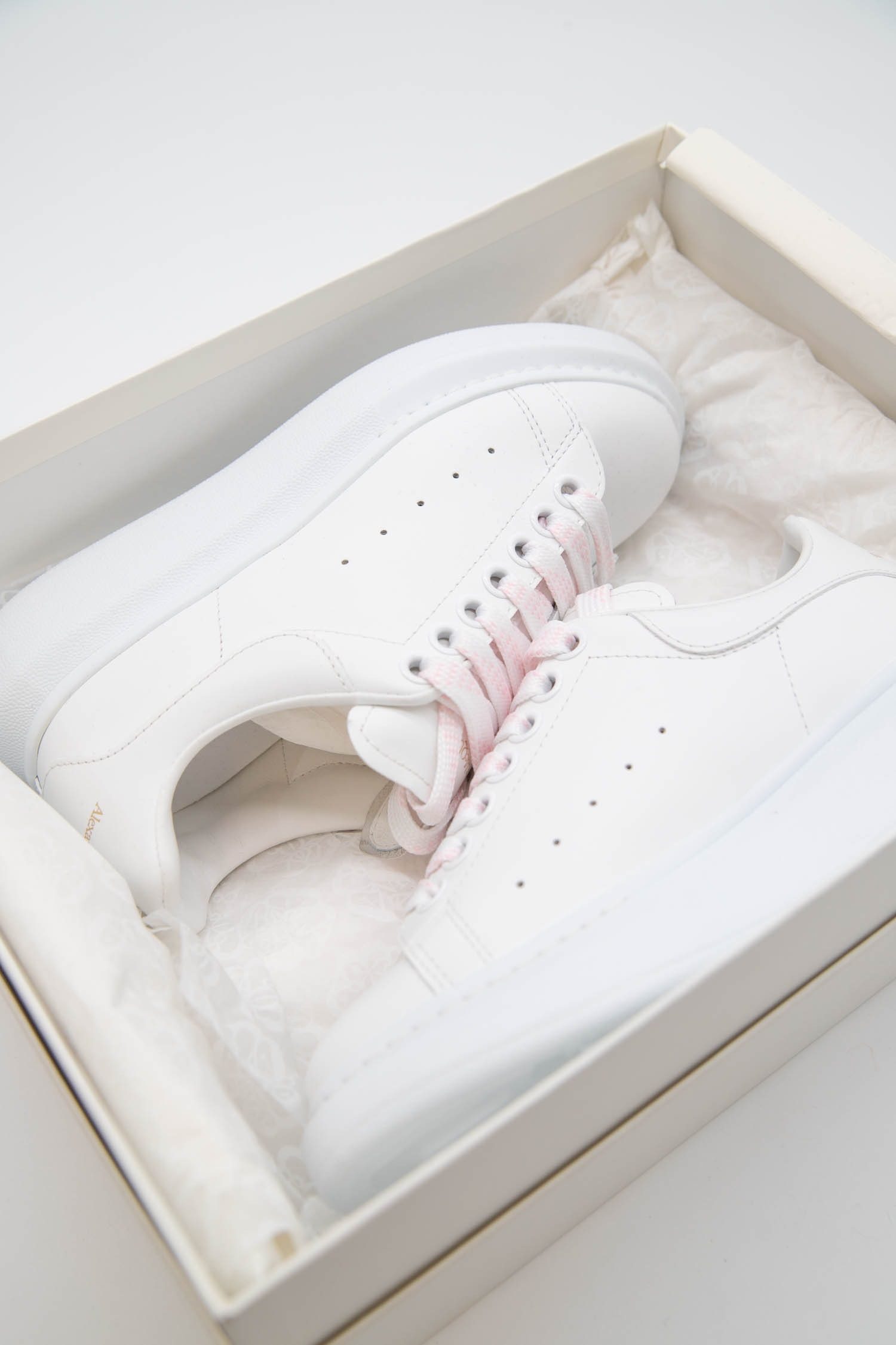 Thumbnail of http://Alexander%20McQueen%20Larry%20Sneaker%20in%20Weiß