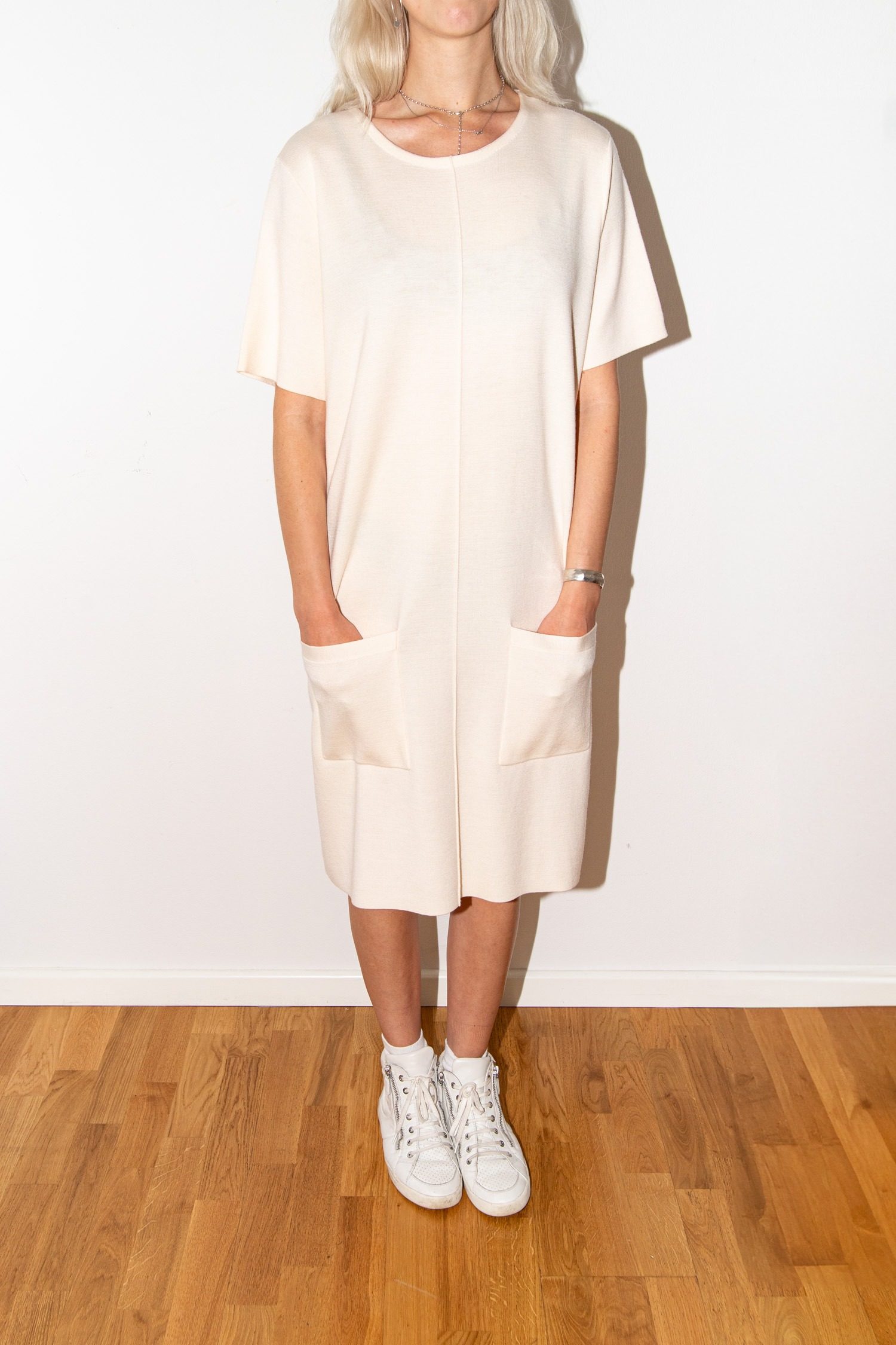Thumbnail of http://Allude%20Strickkleid%20mit%20aufgesetzten%20Taschen%20in%20Cremeweiß