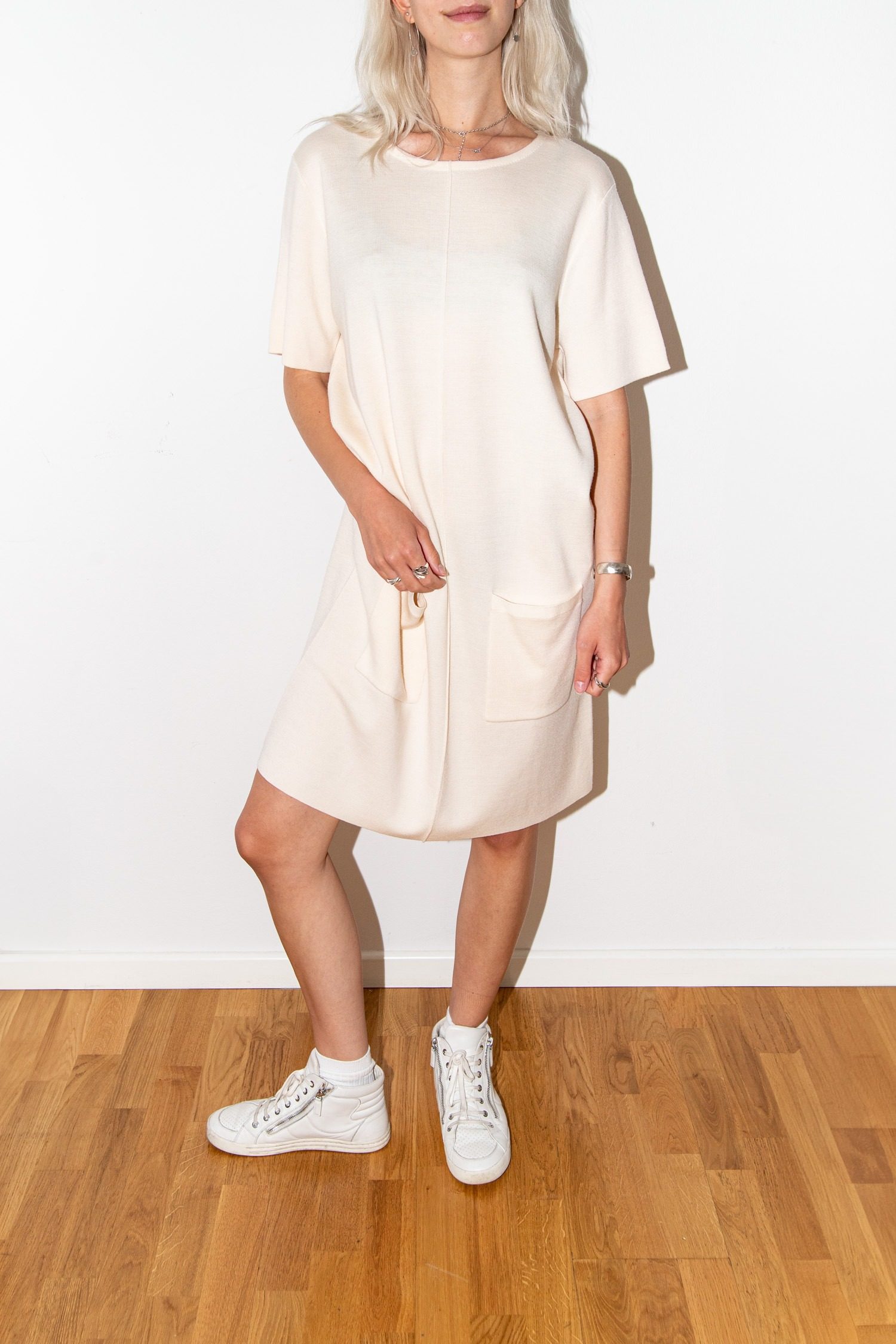 Thumbnail of http://Allude%20Strickkleid%20mit%20aufgesetzten%20Taschen%20in%20Cremeweiß