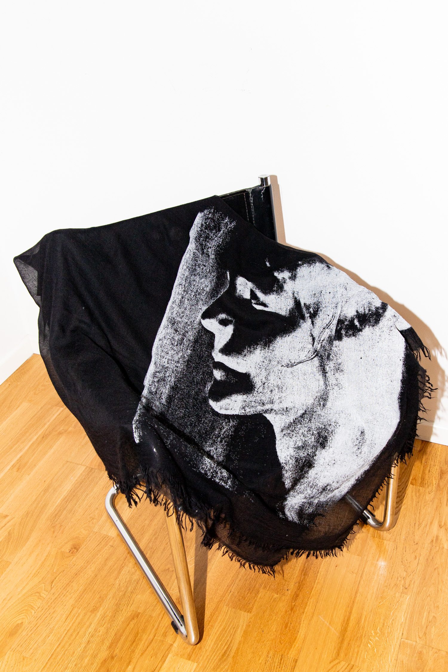 Ann Demeulemeester Schal mit Gesichtsmotiv in Schwarz