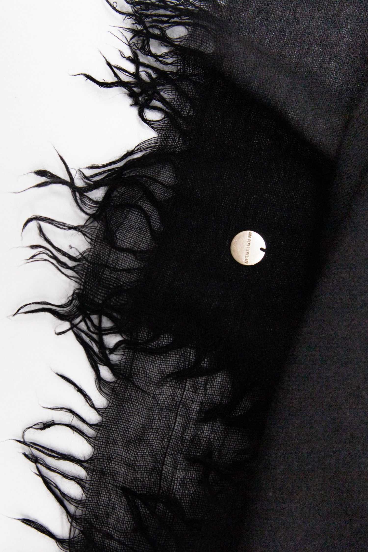 Thumbnail of http://Ann%20Demeulemeester%20Schal%20mit%20Gesichtsmotiv%20in%20Schwarz