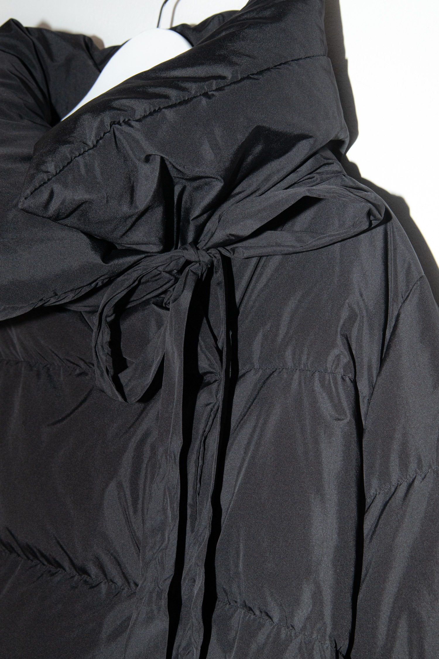 Thumbnail of http://Bacon%20Daunenjacke%20mit%20Schleife%20in%20Schwarz