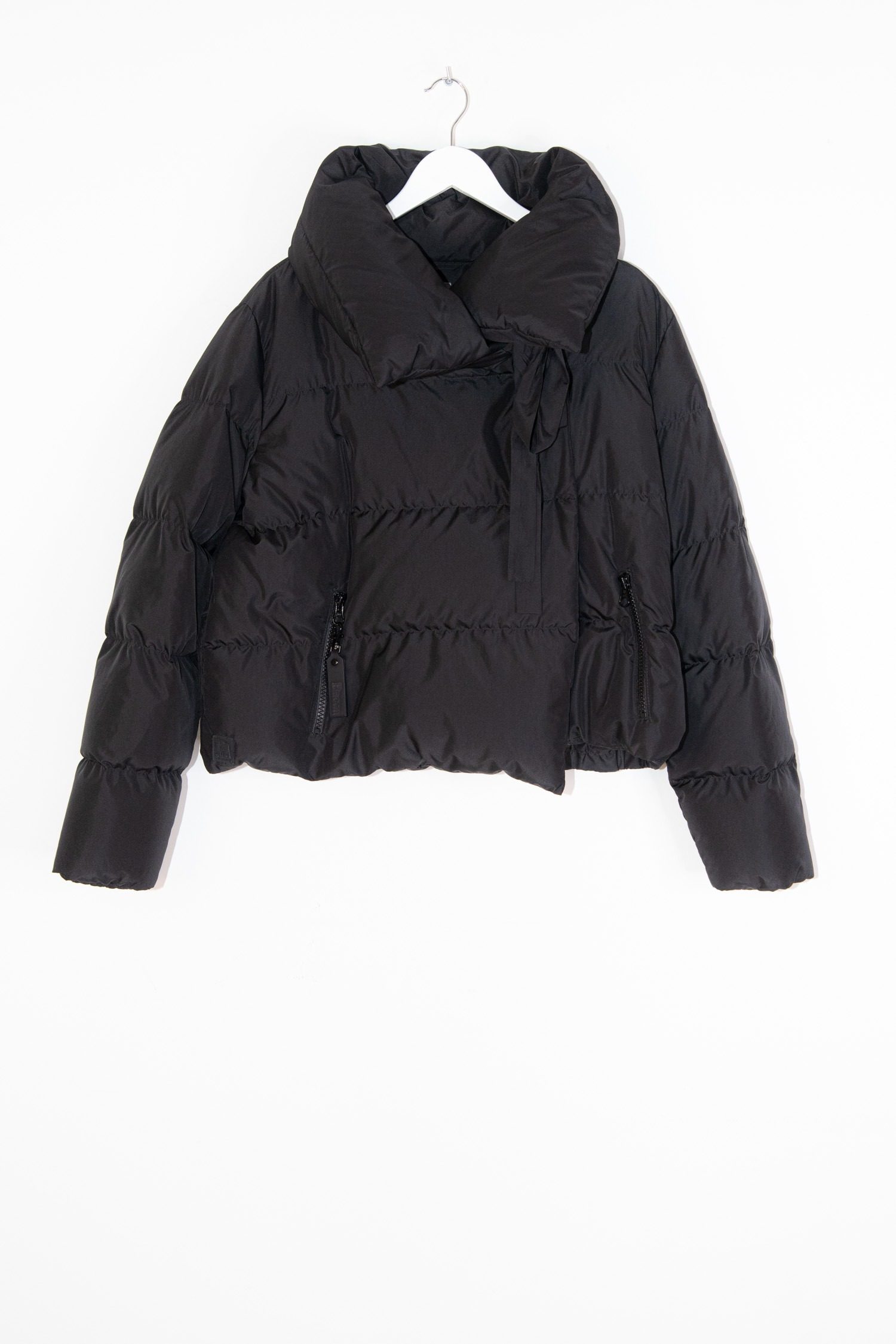 Thumbnail of http://Bacon%20Daunenjacke%20mit%20Schleife%20in%20Schwarz