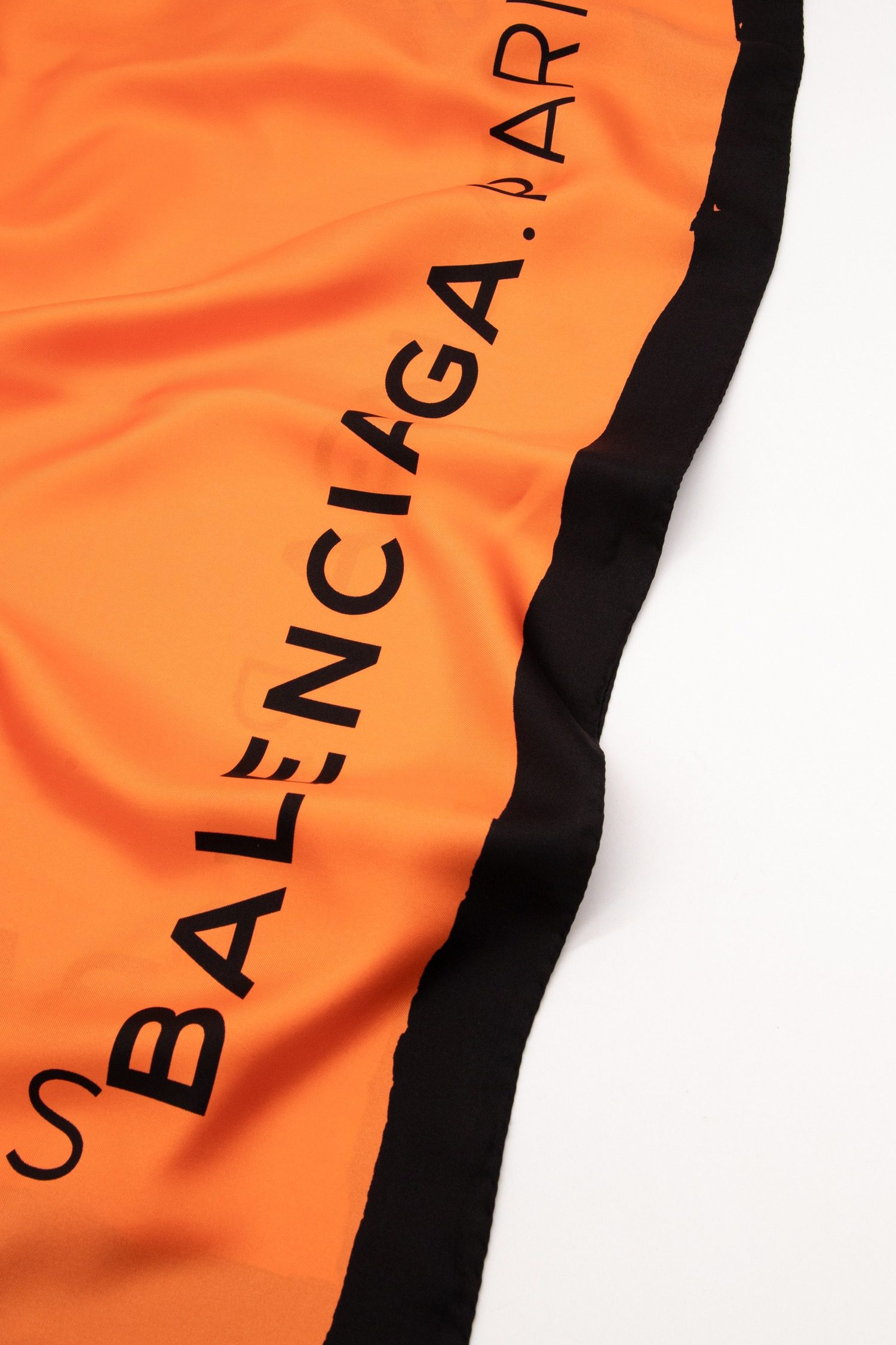 Thumbnail of http://Balenciaga%20Seidentuch%20in%20Orange%20und%20Schwarz