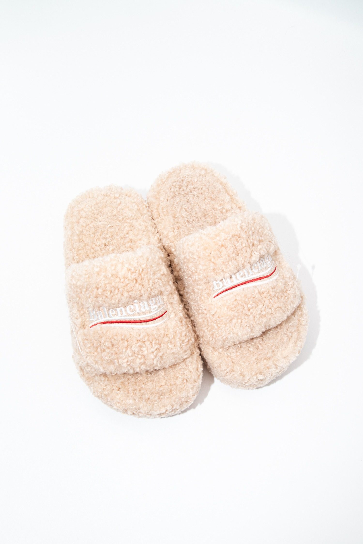 Thumbnail of http://Balenciaga%20Furry%20Plateau%20Pantoletten%20in%20Hellbeige