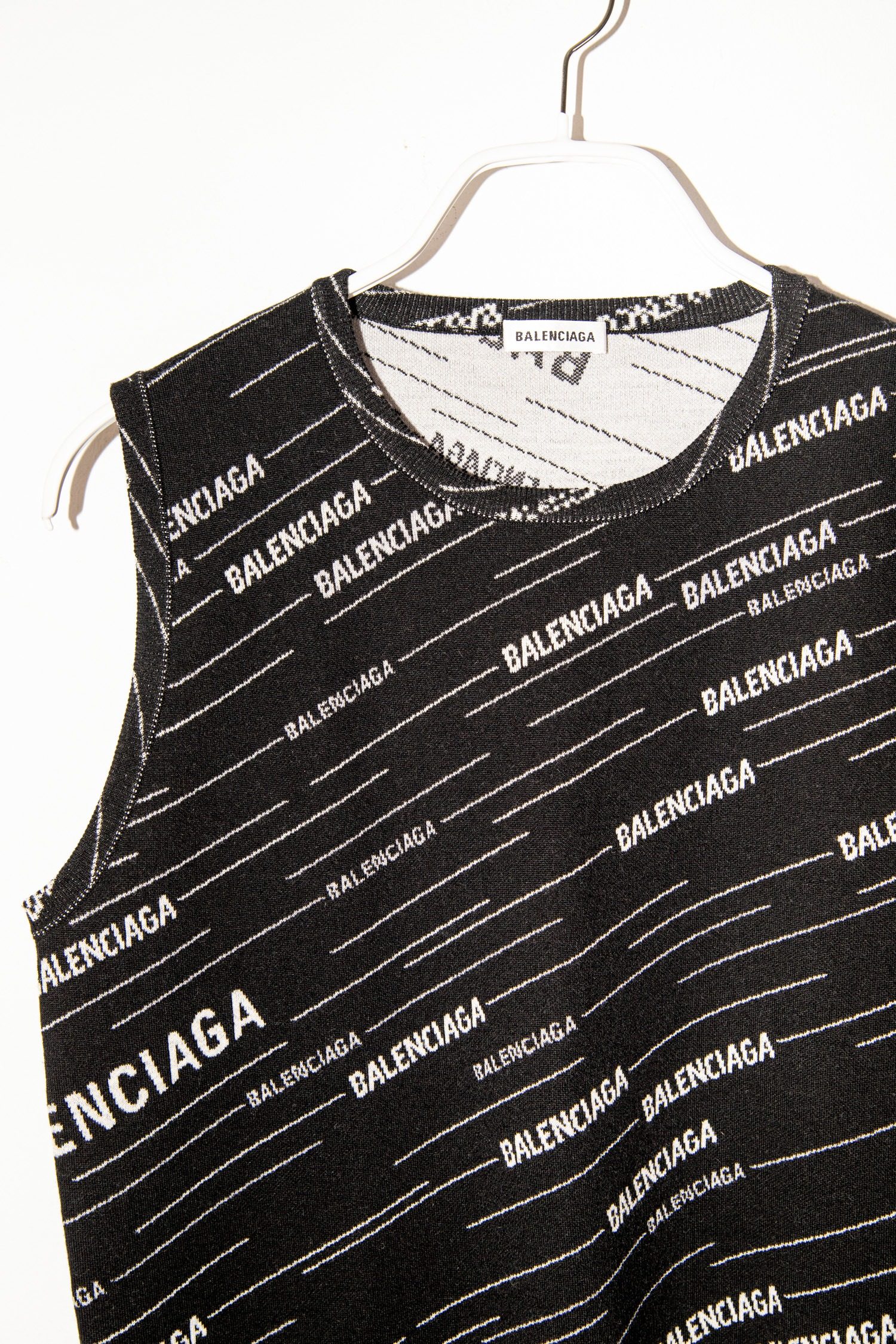 Thumbnail of http://Balenciaga%20Pullunder%20in%20Schwarz%20und%20Ecru