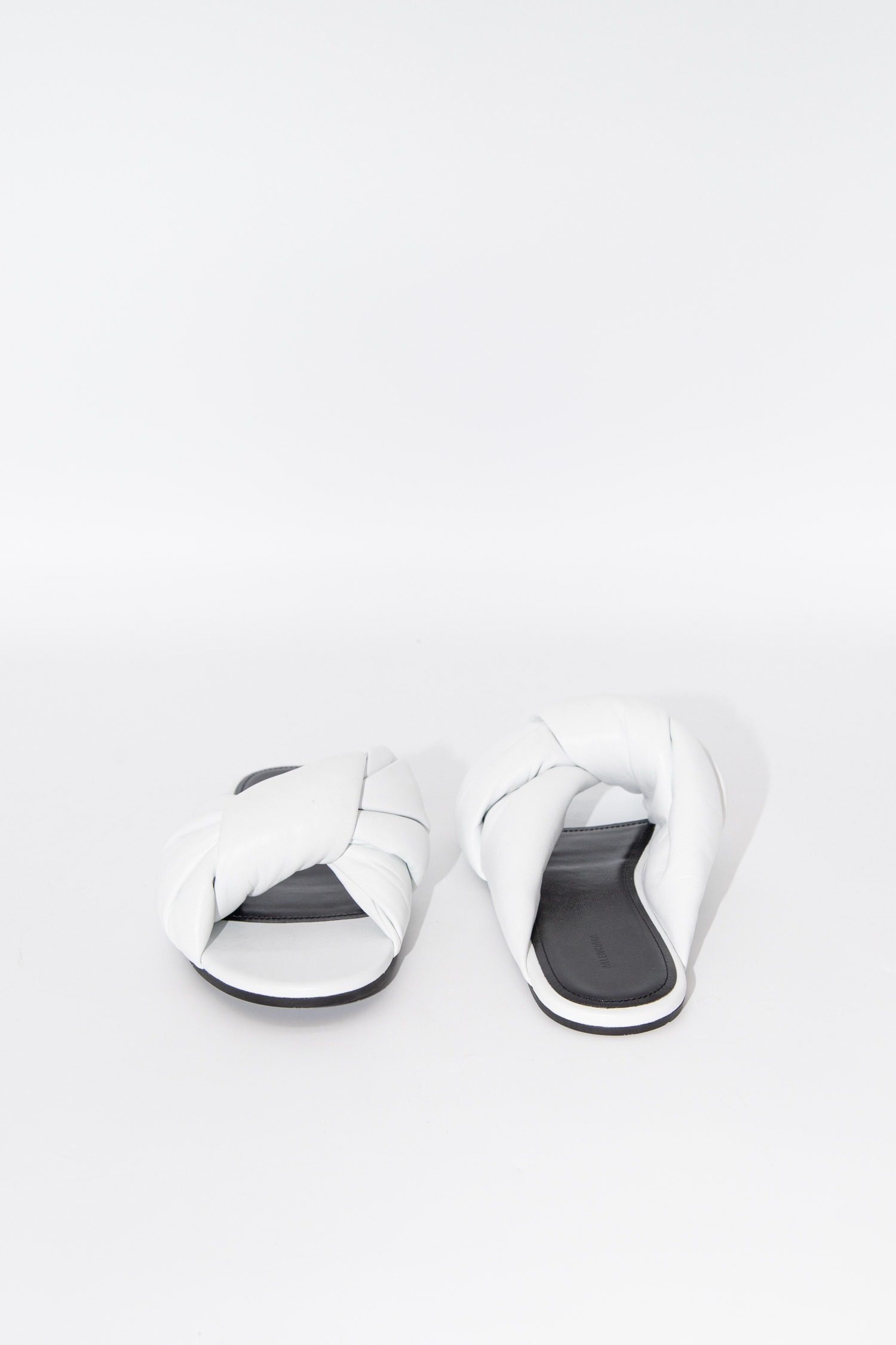 Thumbnail of http://Balenciaga%20Drappy%20Flat%20Pantoletten%20in%20Weiß