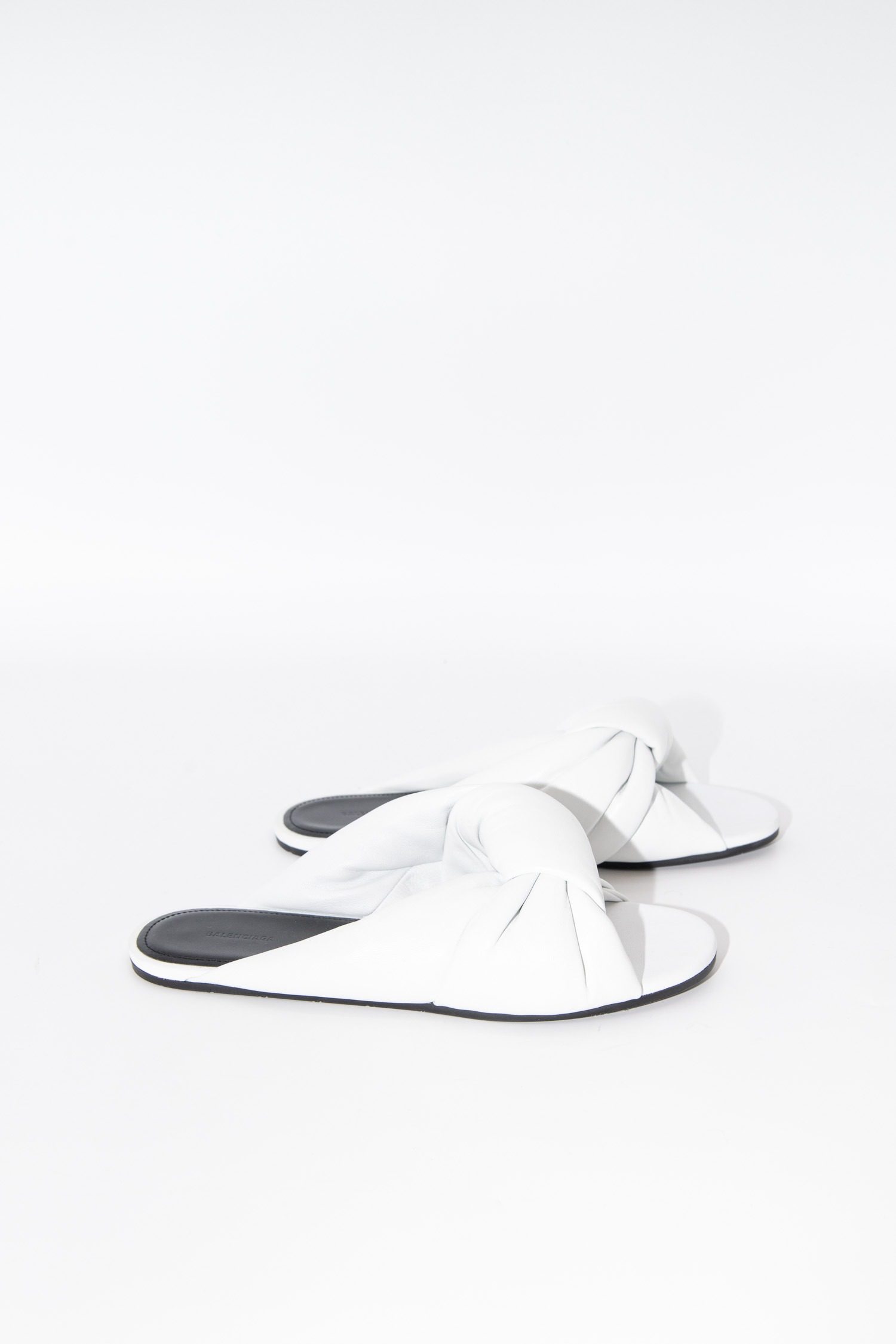 Thumbnail of http://Balenciaga%20Drappy%20Flat%20Pantoletten%20in%20Weiß