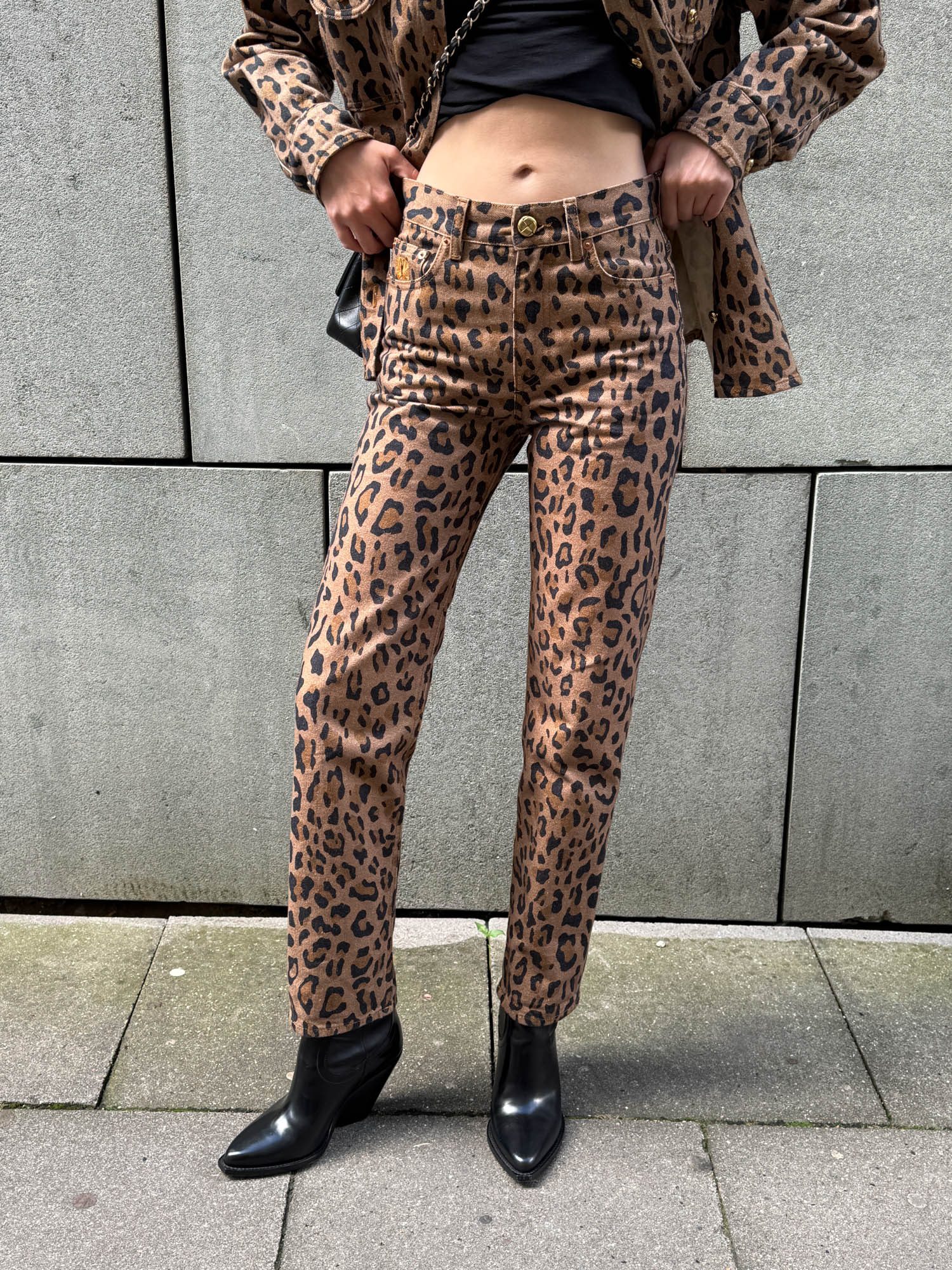 Thumbnail of http://Blazé%20Milano%20Simba%20Camel%20Set%20aus%20Jacke%20und%20Hose%20mit%20Leoprint
