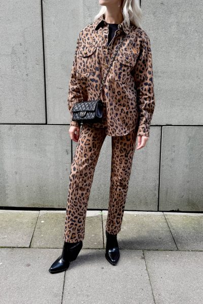 Blazé Milano "Simba Camel" Set aus Jacke und Hose mit Leoprint