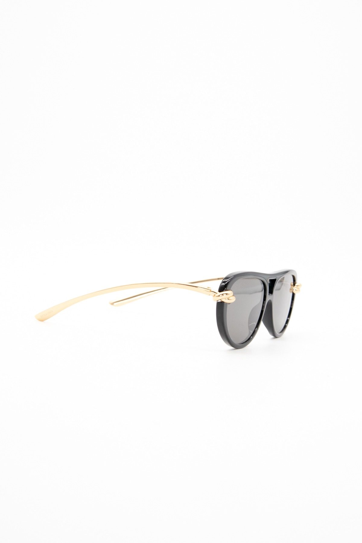 Thumbnail of http://Bottega%20Veneta%20Knot%20Aviator%20Sonnenbrille%20in%20Schwarz%20und%20Gold