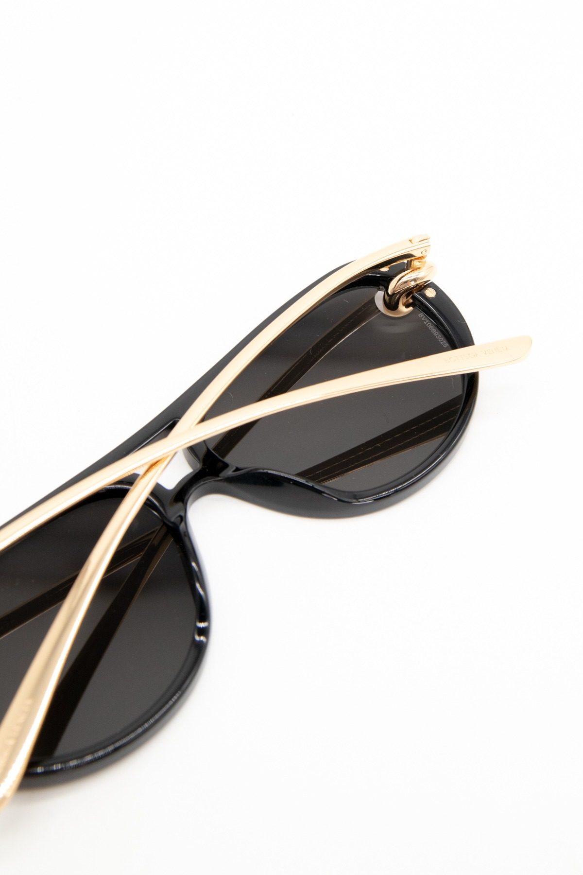 Thumbnail of http://Bottega%20Veneta%20Knot%20Aviator%20Sonnenbrille%20in%20Schwarz%20und%20Gold