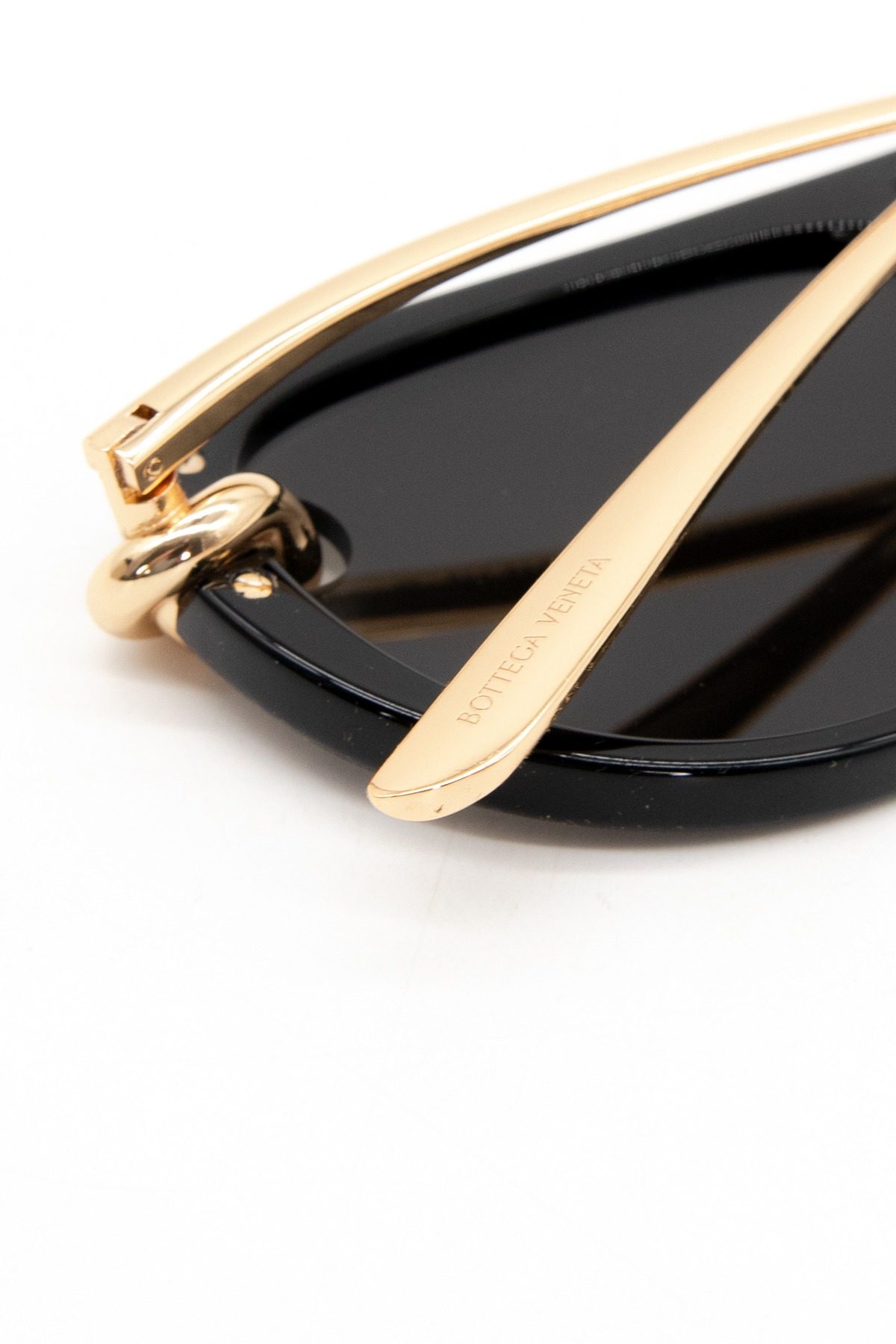 Thumbnail of http://Bottega%20Veneta%20Knot%20Aviator%20Sonnenbrille%20in%20Schwarz%20und%20Gold