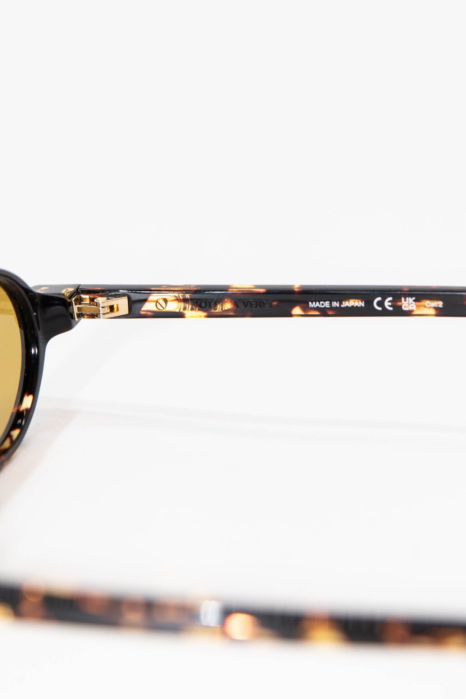 Thumbnail of http://Bottega%20Veneta%20Ovale%20Classic%20Sonnenbrille%20in%20Braun%20und%20Gelb
