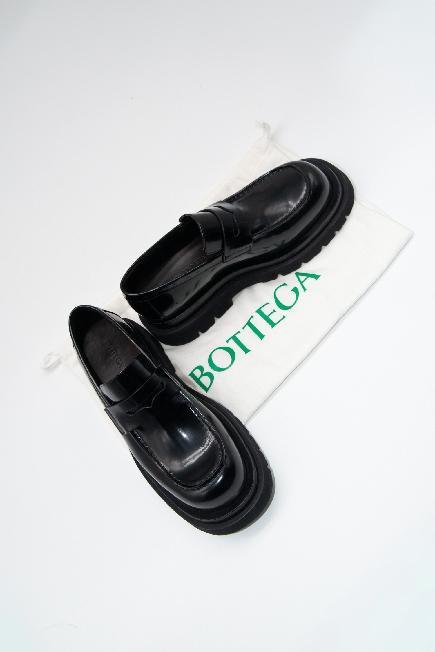 Thumbnail of http://Bottega%20Veneta%20Lug%20Leder%20Loafer%20in%20Schwarz