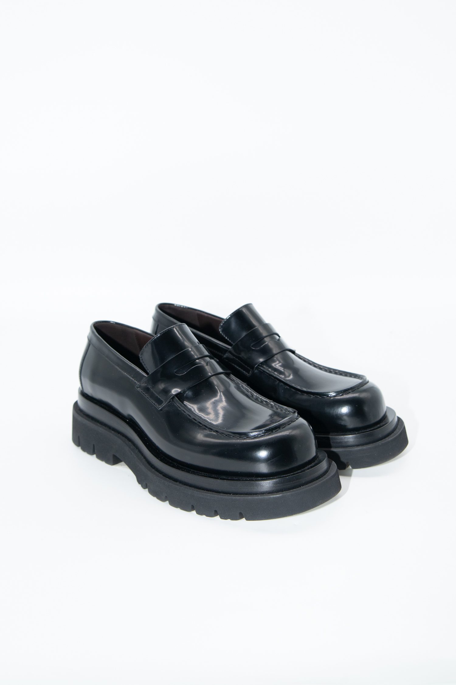 Bottega Veneta "Lug" Leder Loafer in Schwarz