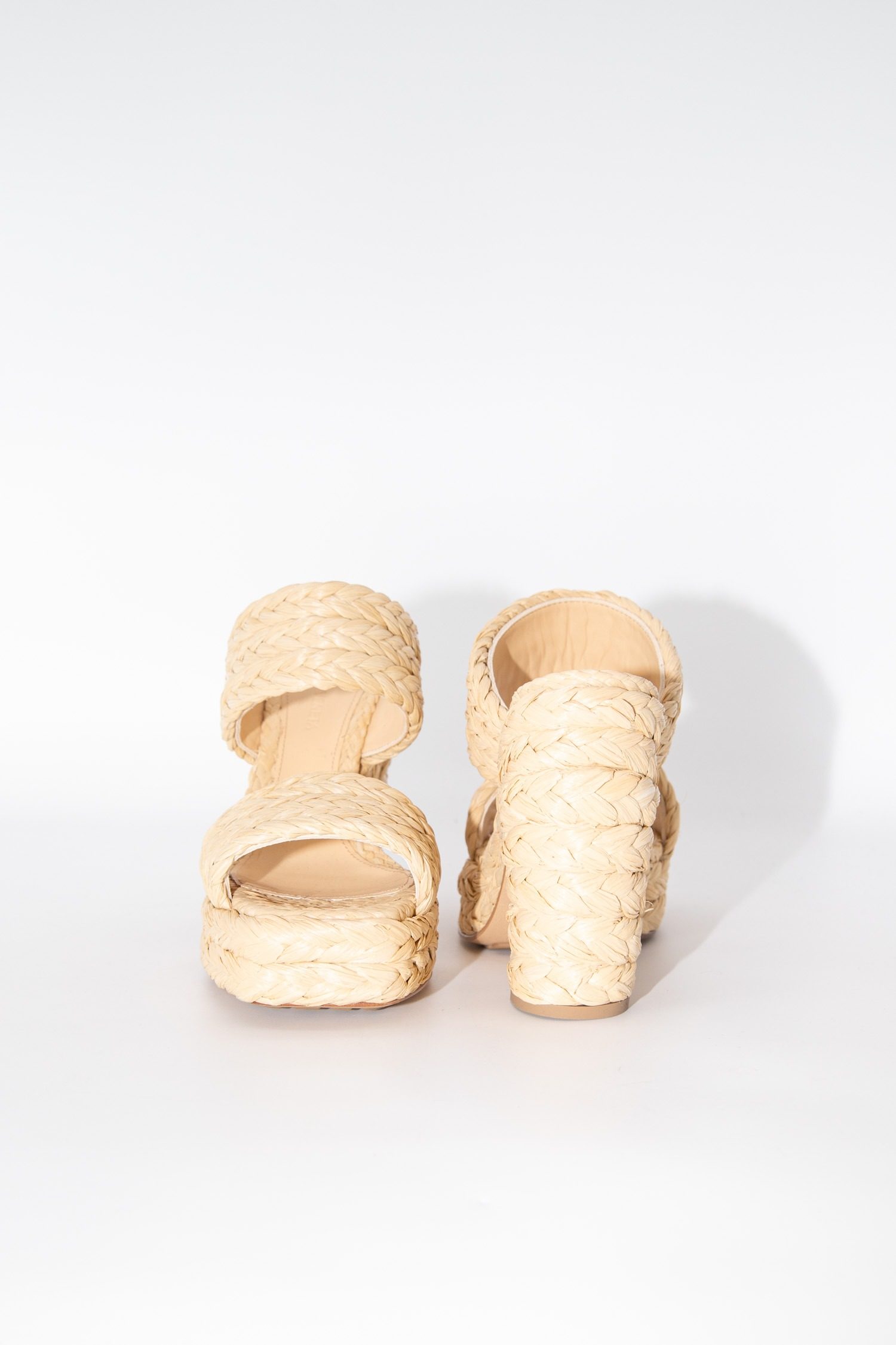 Thumbnail of http://Bottega%20Veneta%20Raffia%20Sandaletten%20in%20Beige