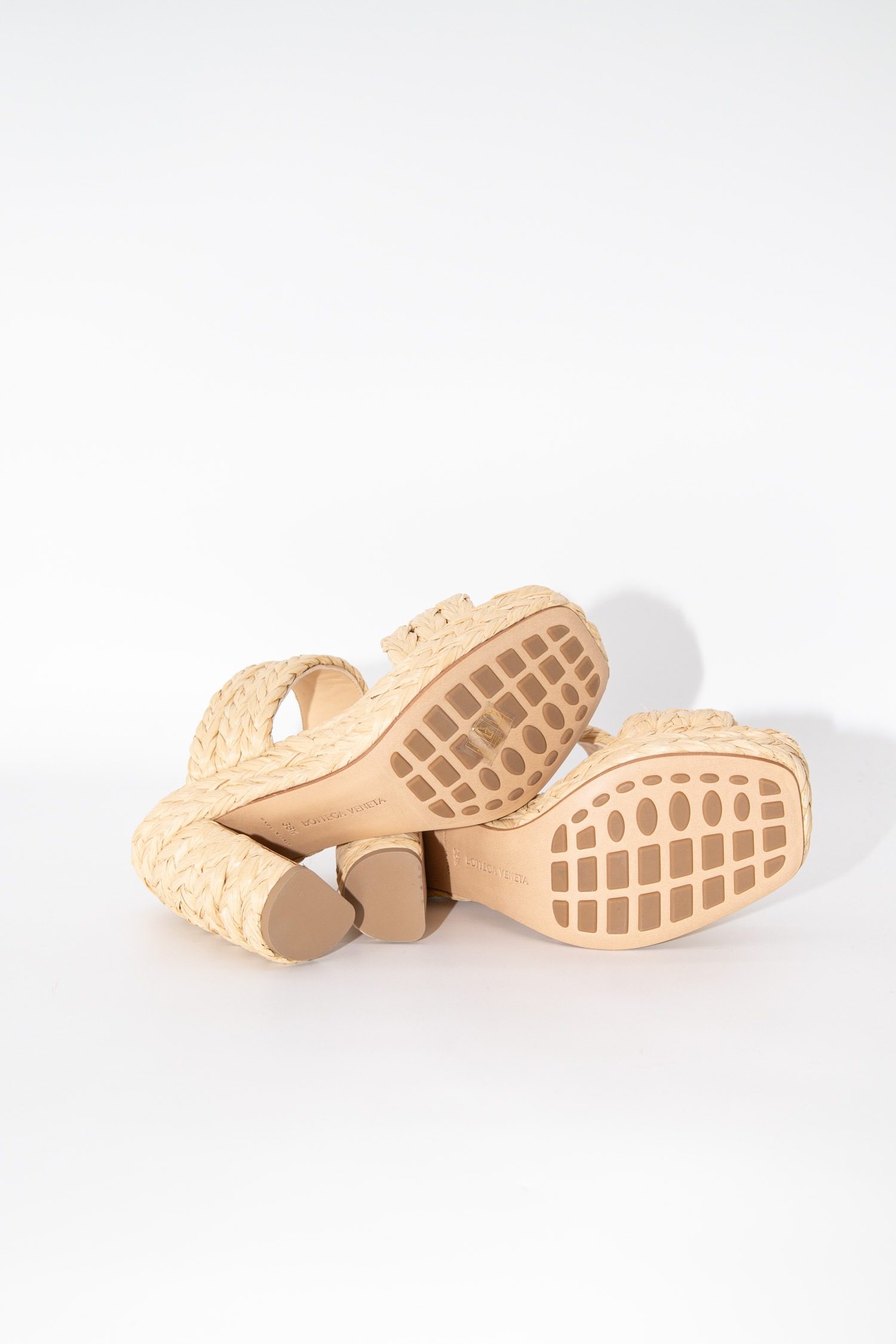 Thumbnail of http://Bottega%20Veneta%20Raffia%20Sandaletten%20in%20Beige