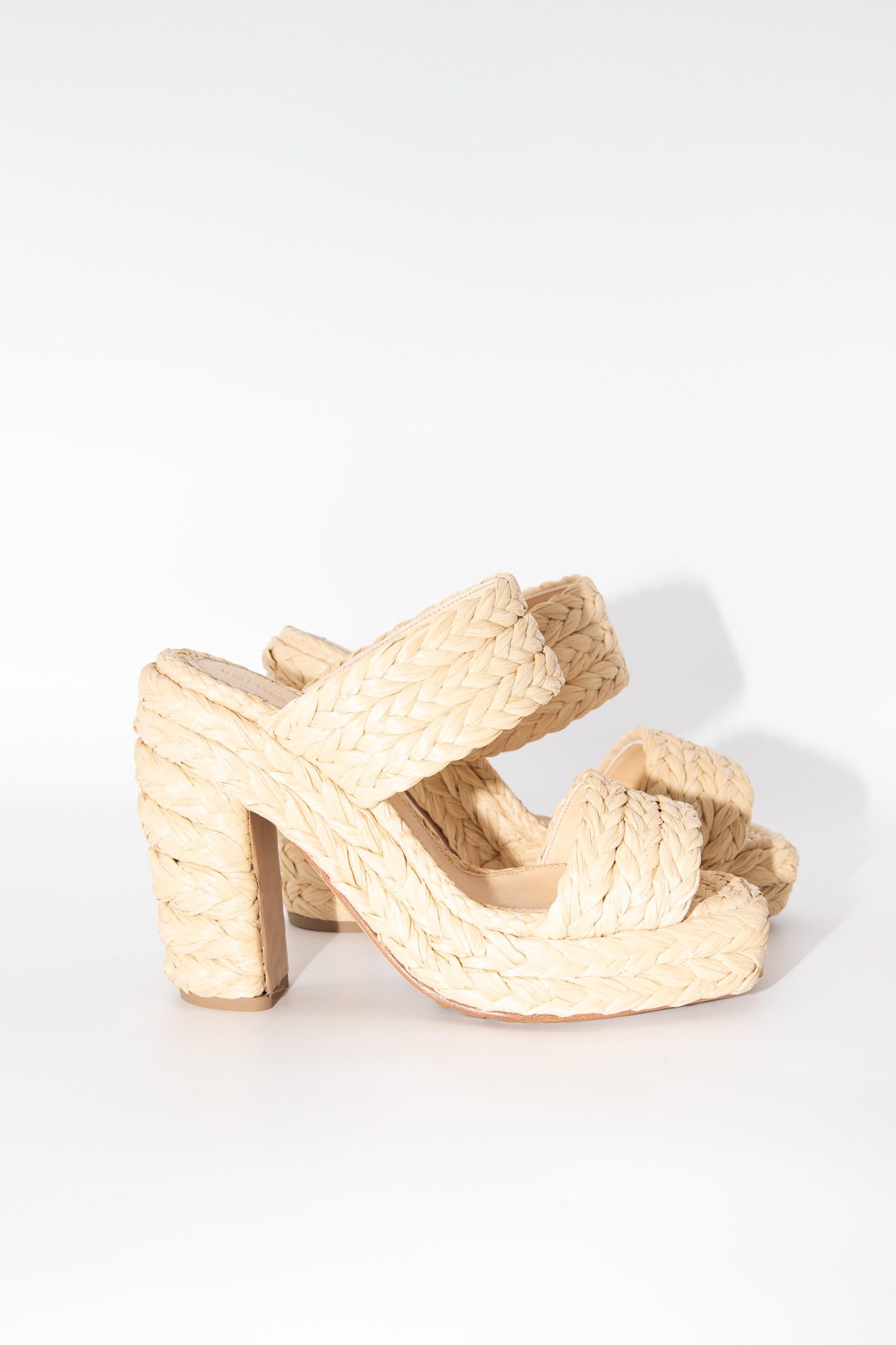Thumbnail of http://Bottega%20Veneta%20Raffia%20Sandaletten%20in%20Beige