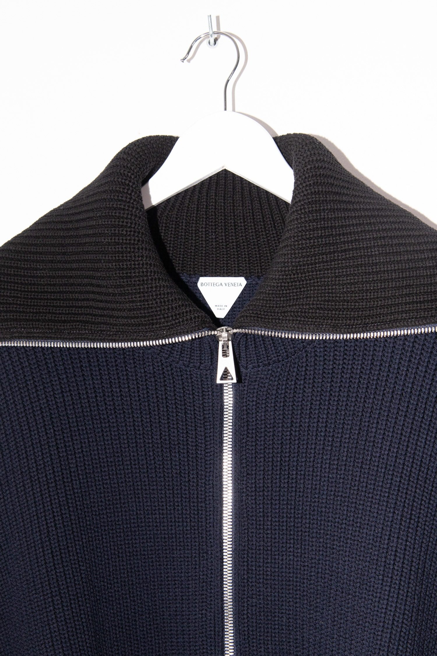 Thumbnail of http://Bottega%20Veneta%20Strickjacke%20in%20Dunkelblau%20und%20Schwarz