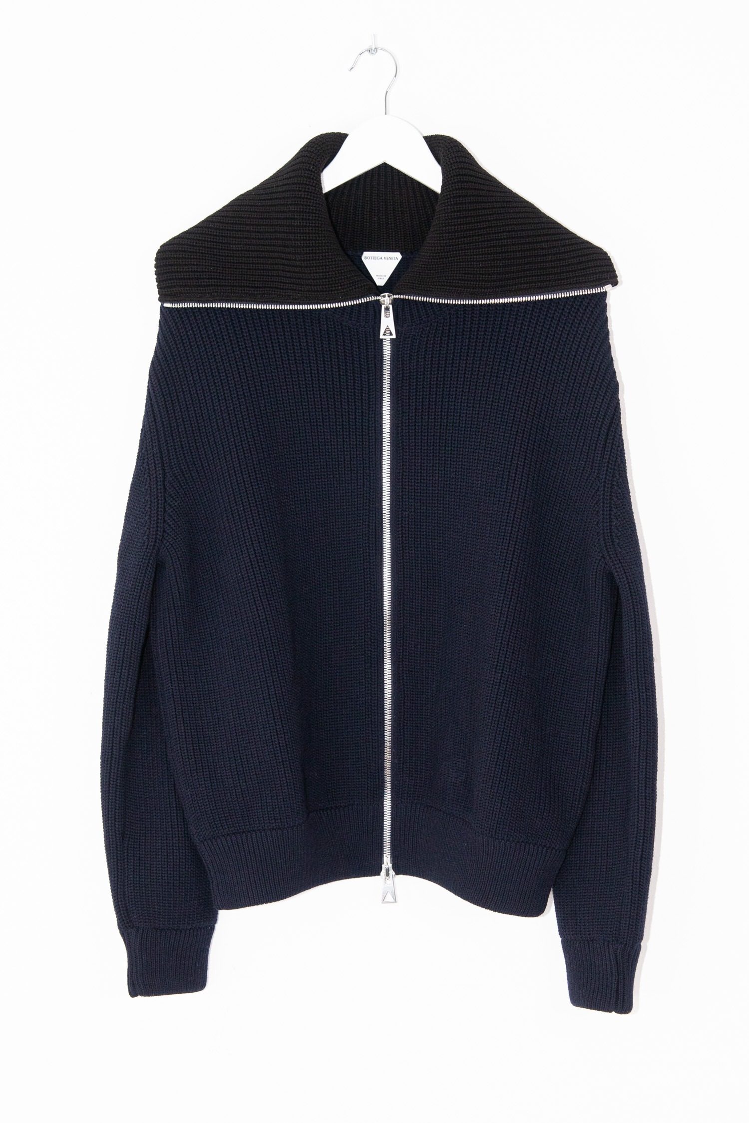 Thumbnail of http://Bottega%20Veneta%20Strickjacke%20in%20Dunkelblau%20und%20Schwarz