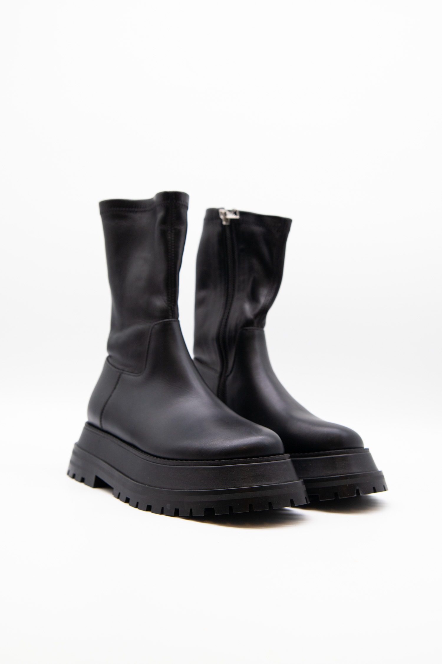 Thumbnail of http://Burberrry%20Ankle%20Boot%20mit%20engem%20Schaft%20in%20Schwarz
