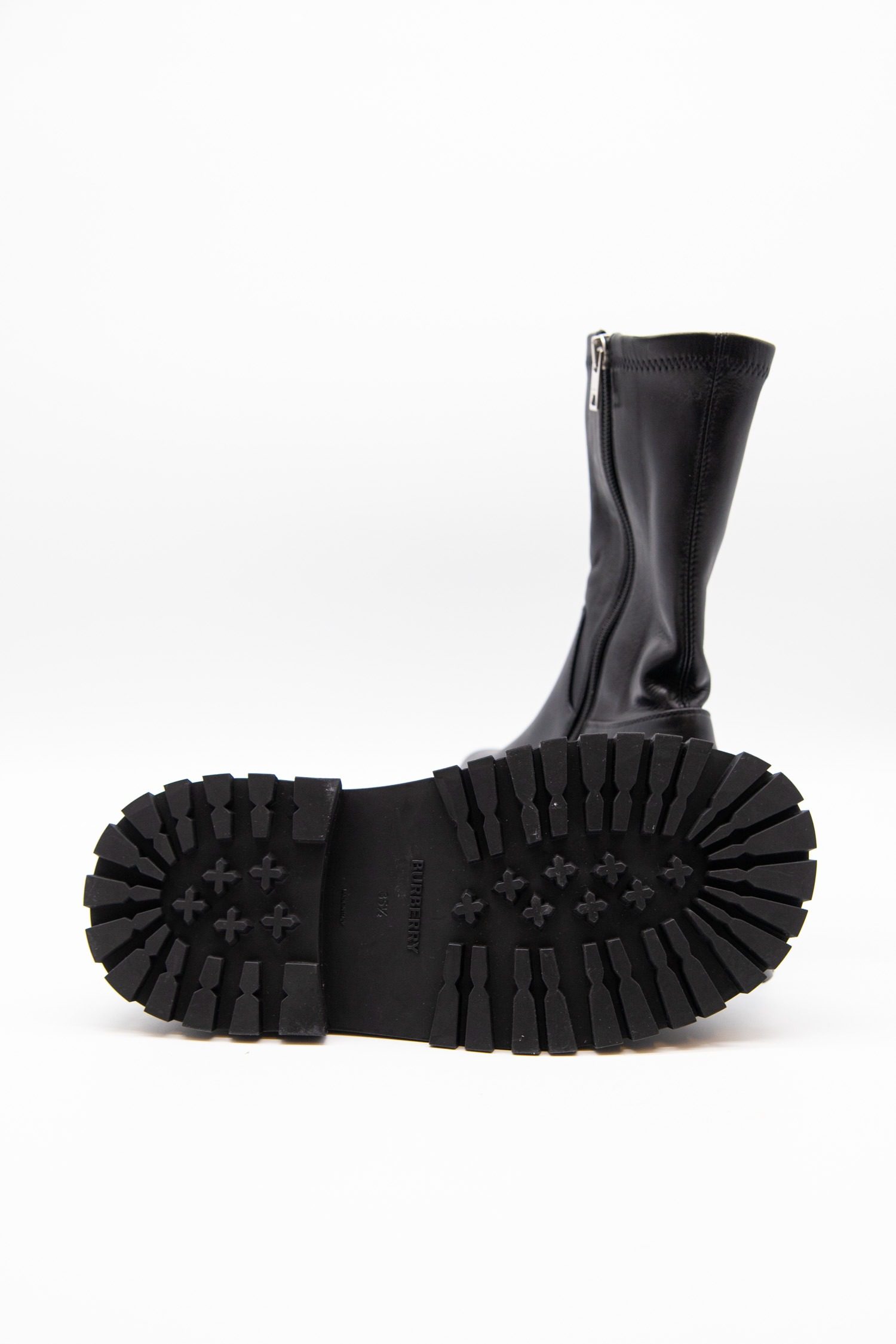 Thumbnail of http://Burberrry%20Ankle%20Boot%20mit%20engem%20Schaft%20in%20Schwarz