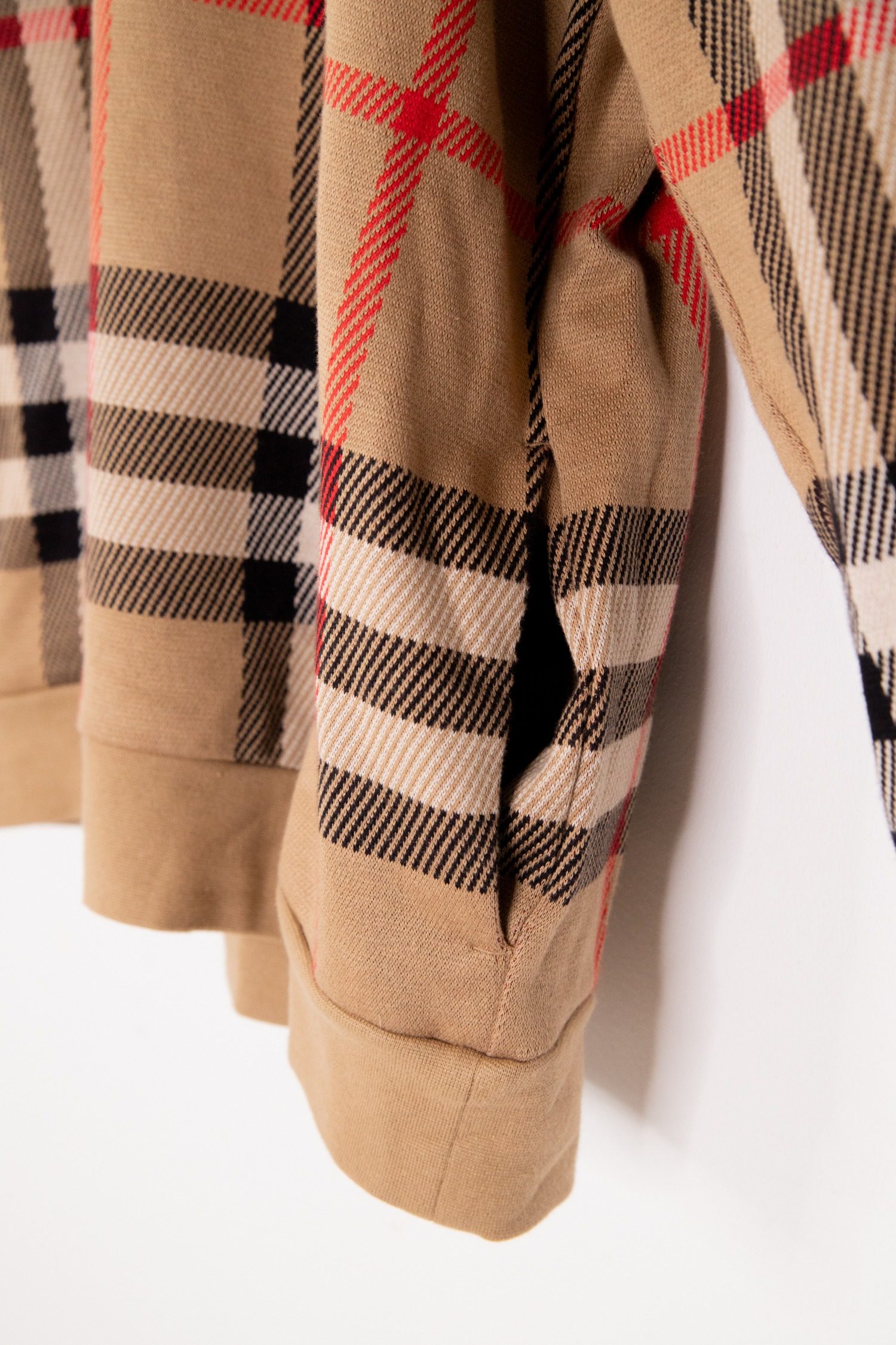 Thumbnail of http://Burberry%20Kapuzenpullover%20in%20Beige,%20Schwarz%20und%20Rot