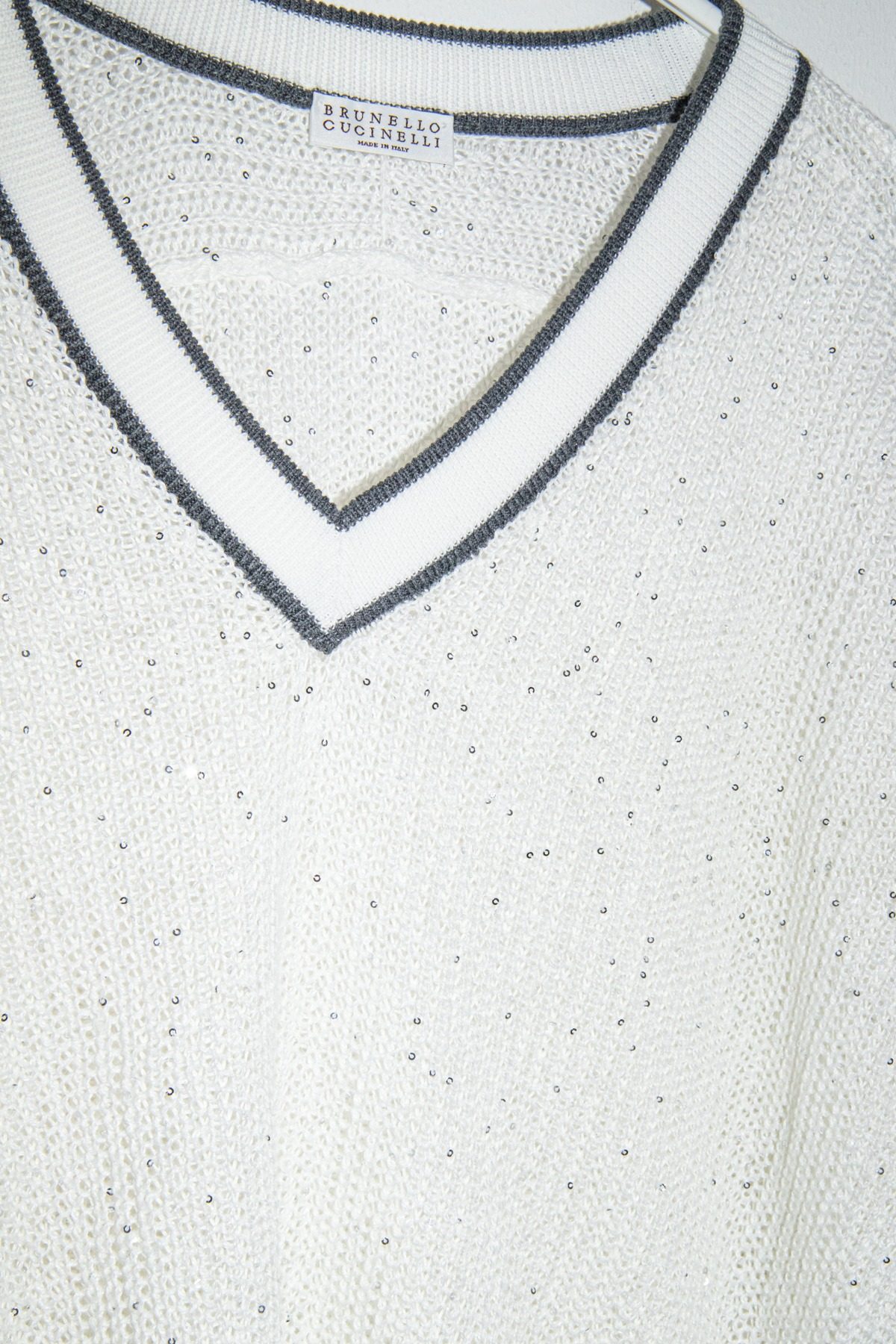 Thumbnail of http://Brunello%20Cucinelli%20Pullover%20mit%20Pailletten%20in%20Weiß%20und%20Grau
