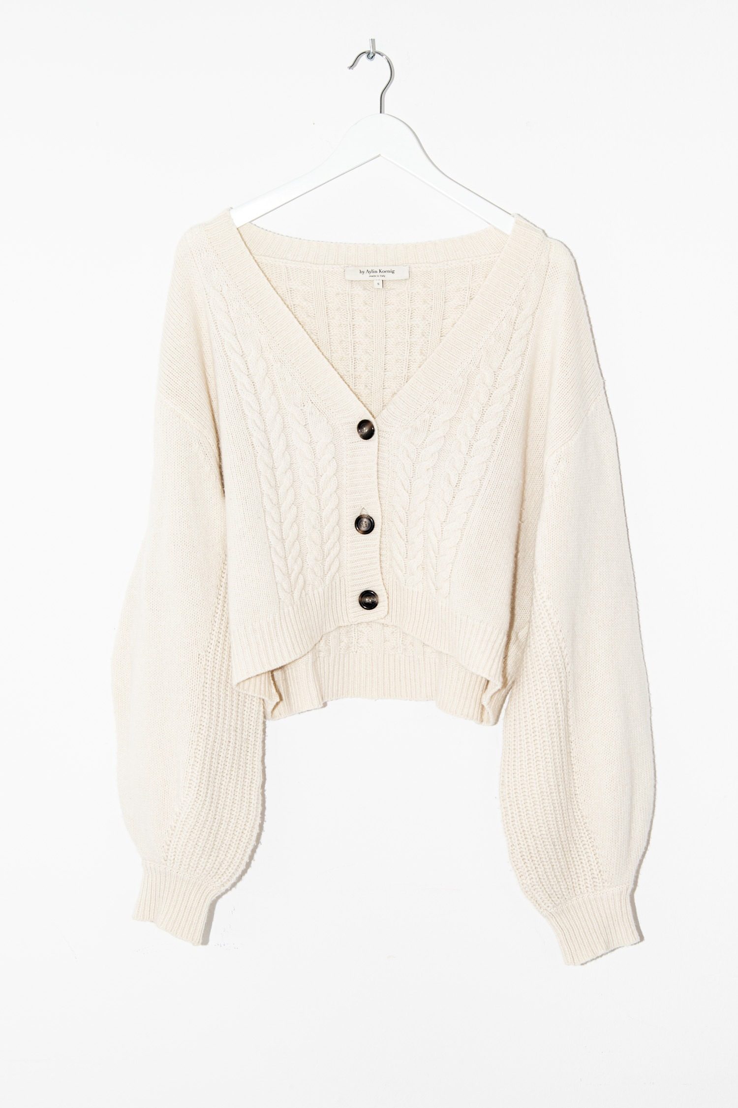 Thumbnail of http://By%20Aylin%20Koenig%20Strickjacke%20mit%20Zopfmuster%20in%20Hellbeige