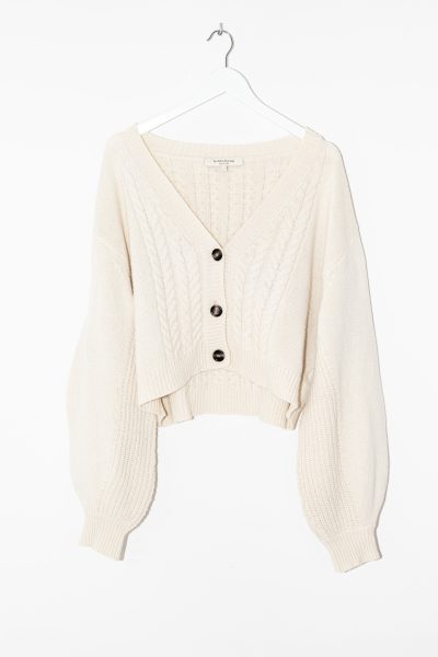 By Aylin Koenig Strickjacke mit Zopfmuster in Hellbeige