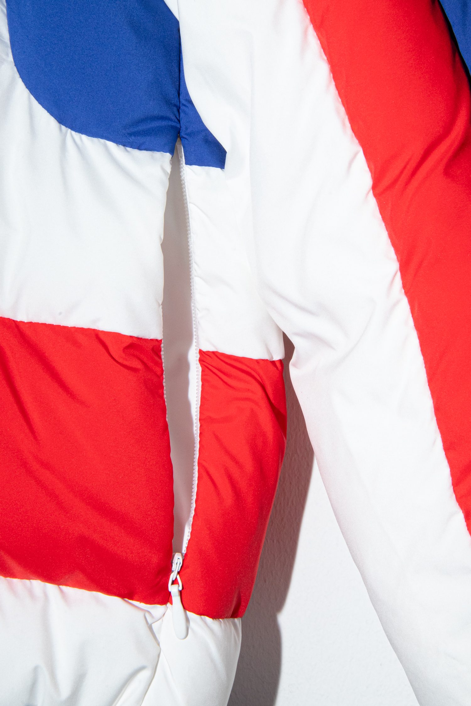 Thumbnail of http://Casablanca%20Curve%20Panel%20Puffer%20Blouson%20in%20Weiß,%20Blau%20und%20Rot