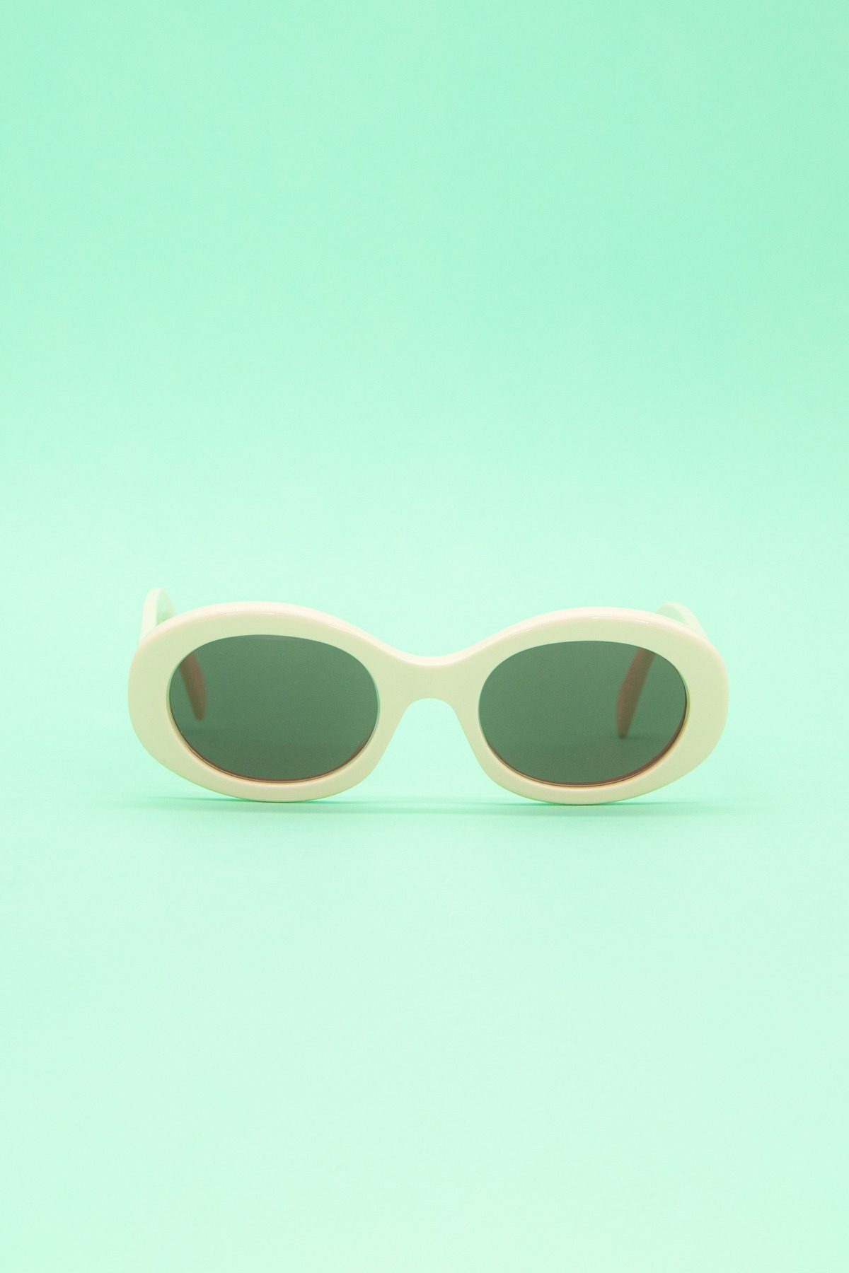 Thumbnail of http://Celine%20CL000430%20Triomphe%20Sonnenbrille%20in%20Ecru