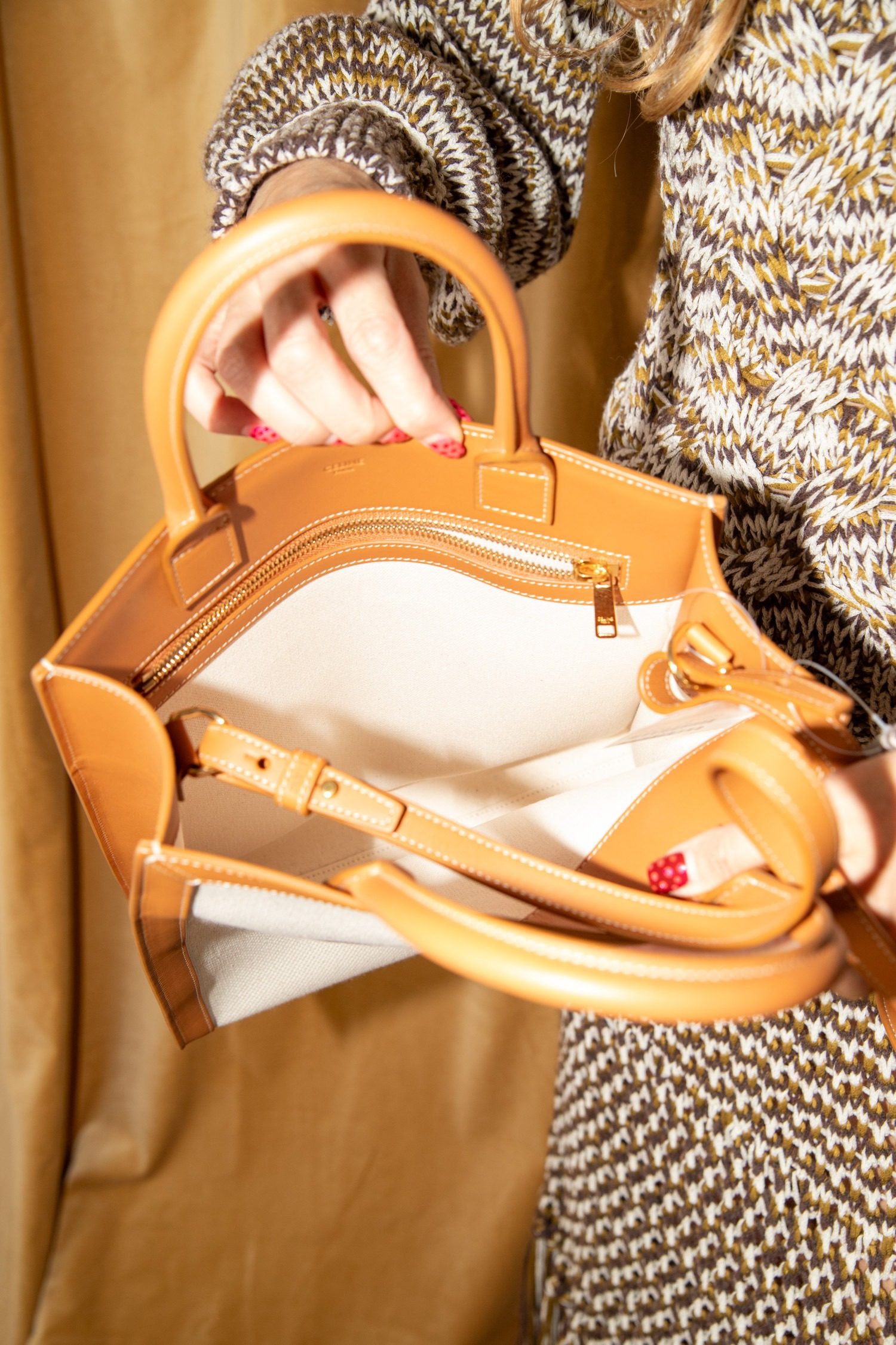 Thumbnail of http://Celine%20Vertical%20Cabas%20Shopper%20in%20Beige%20und%20Cognacfarben