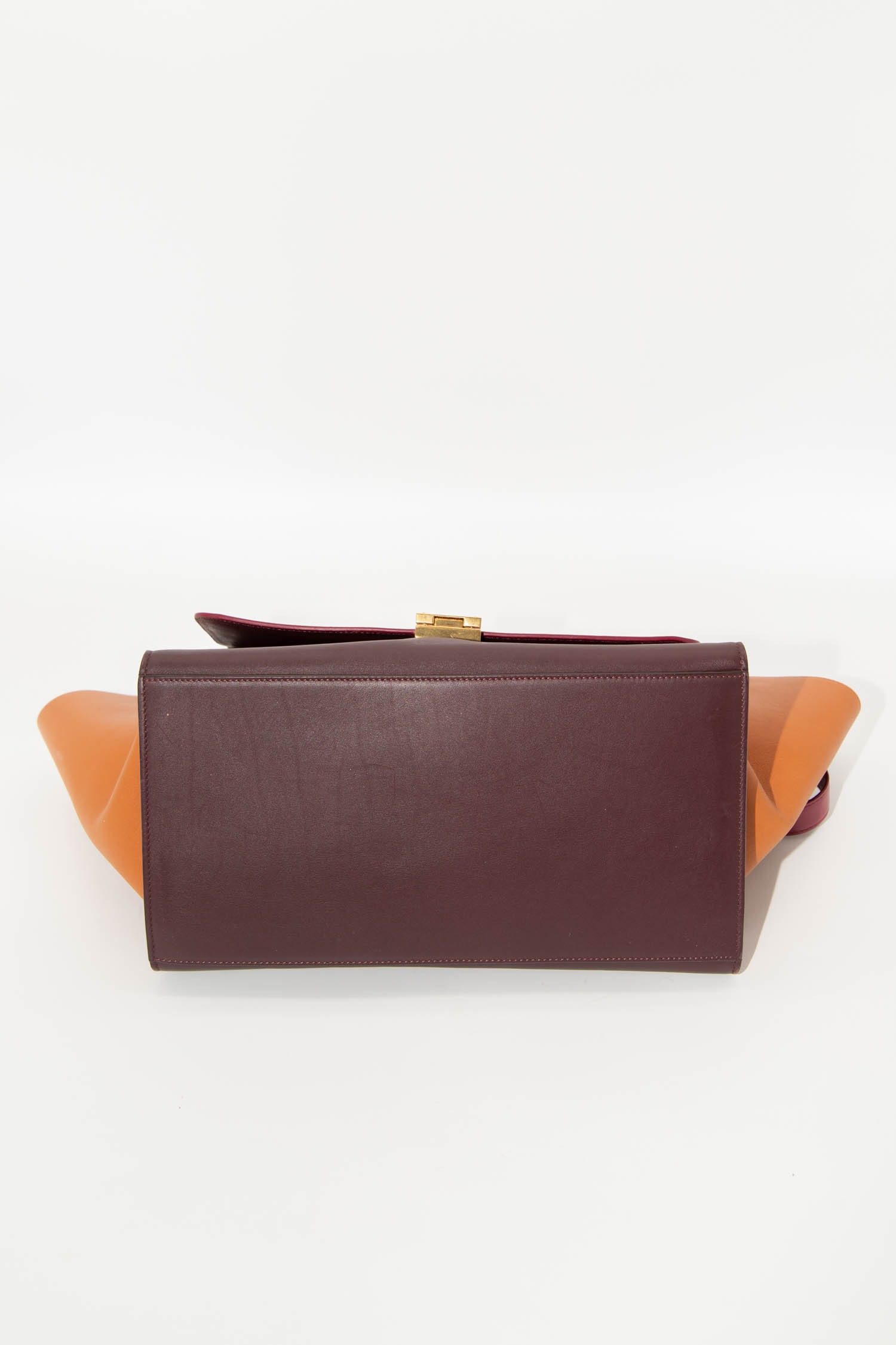 Thumbnail of http://Céline%20Trapeze%20Medium%20Handtasche%20in%20Aubergine%20und%20Braun
