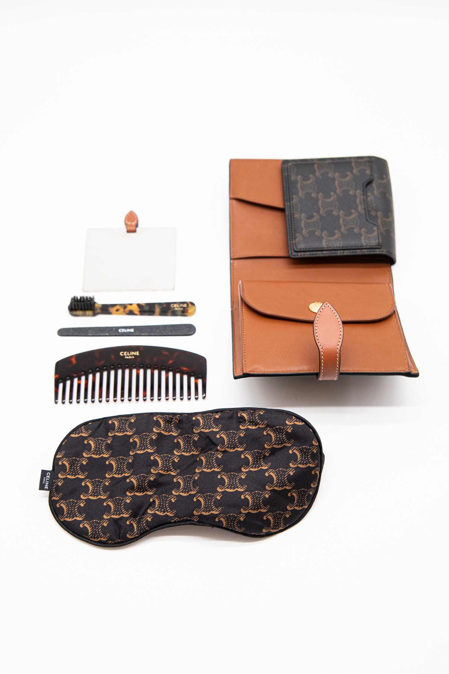 Thumbnail of http://Celine%20Reisekit%20mit%20Triomphe-Muster%20in%20Dunkelbraun