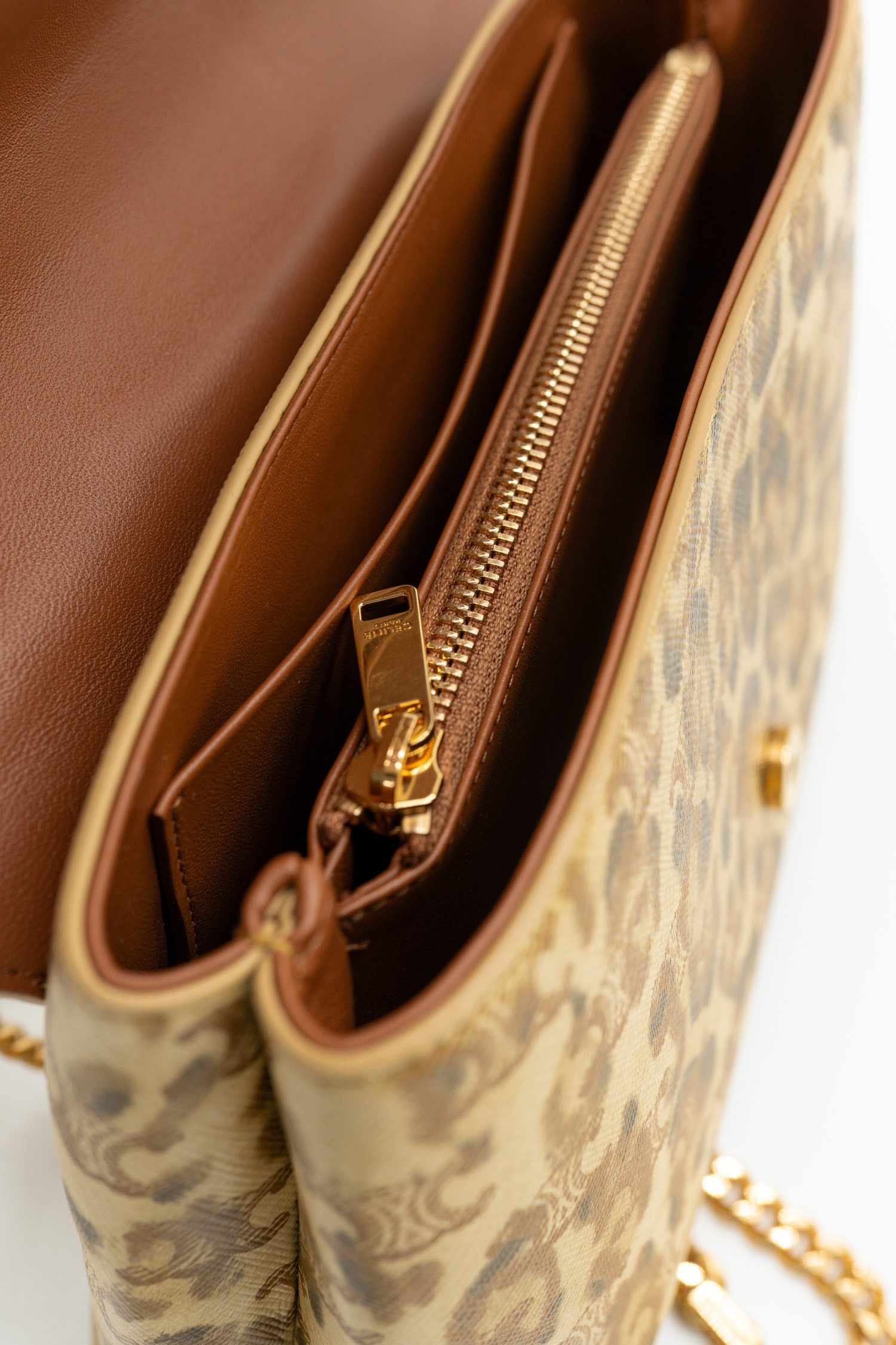 Thumbnail of http://Celine%20Victoire%20Schultertasche%20mit%20Leoprint%20in%20Beige%20und%20Gold