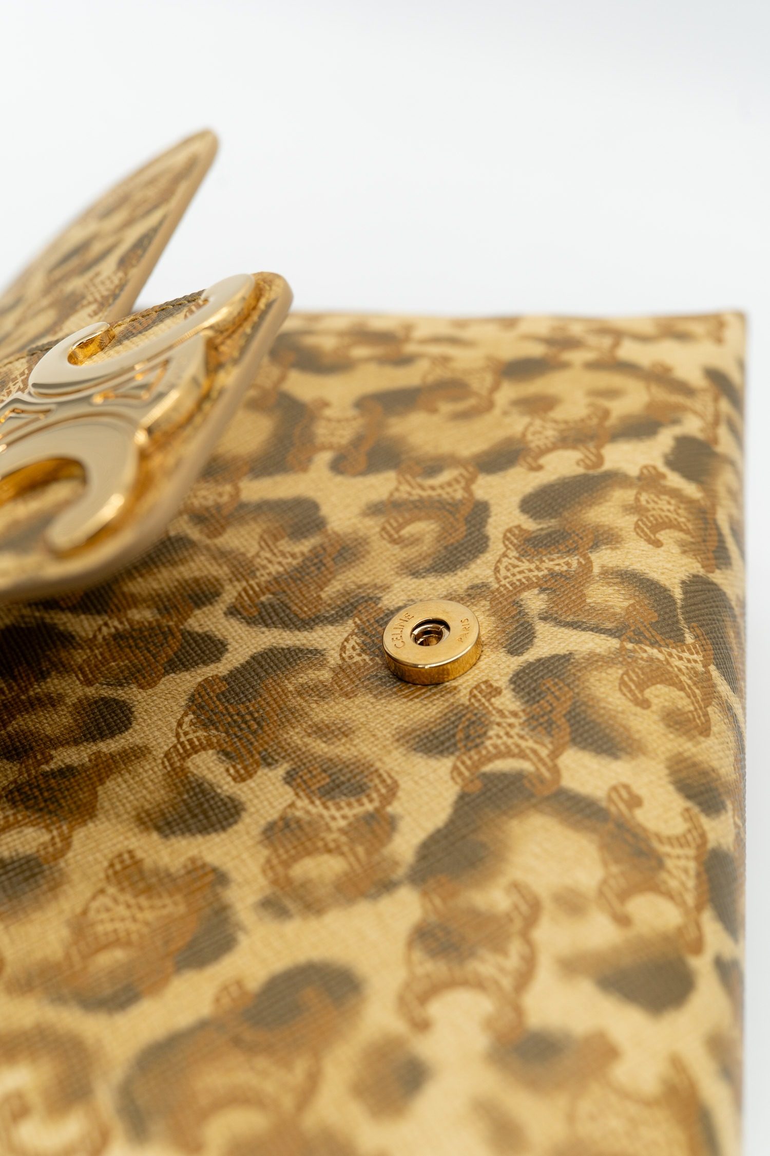 Thumbnail of http://Celine%20Victoire%20Schultertasche%20mit%20Leoprint%20in%20Beige%20und%20Gold