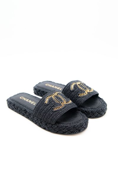 Chanel Pantoletten mit Logo in Schwarz